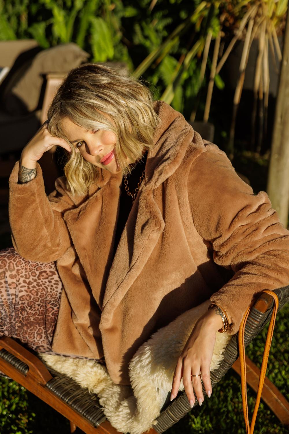 Casaco Plus Size Alícia Pelos Marrom Cess