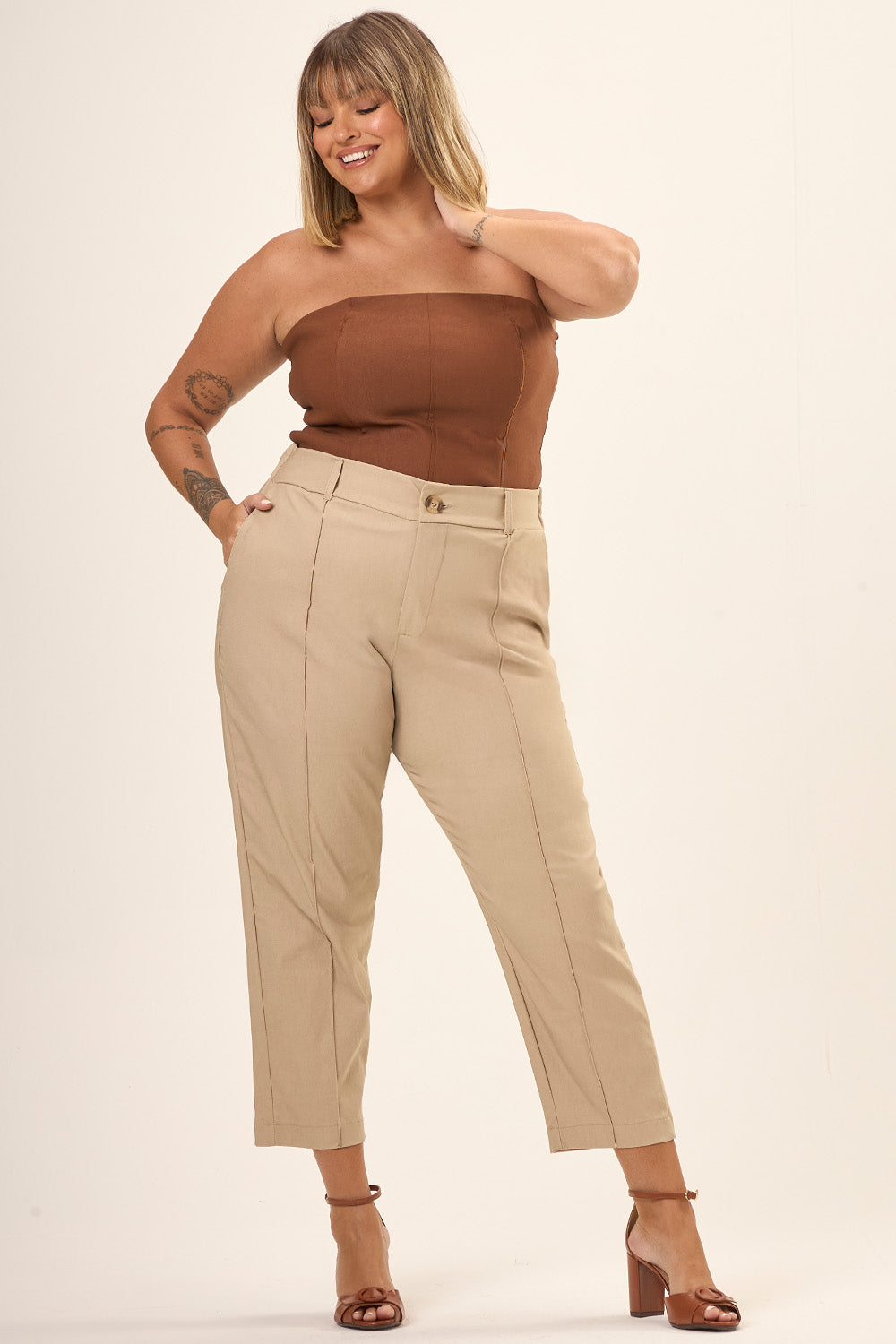 Calça Cenoura Plus Size Bengaline Sarjado Pienza Bege Cess