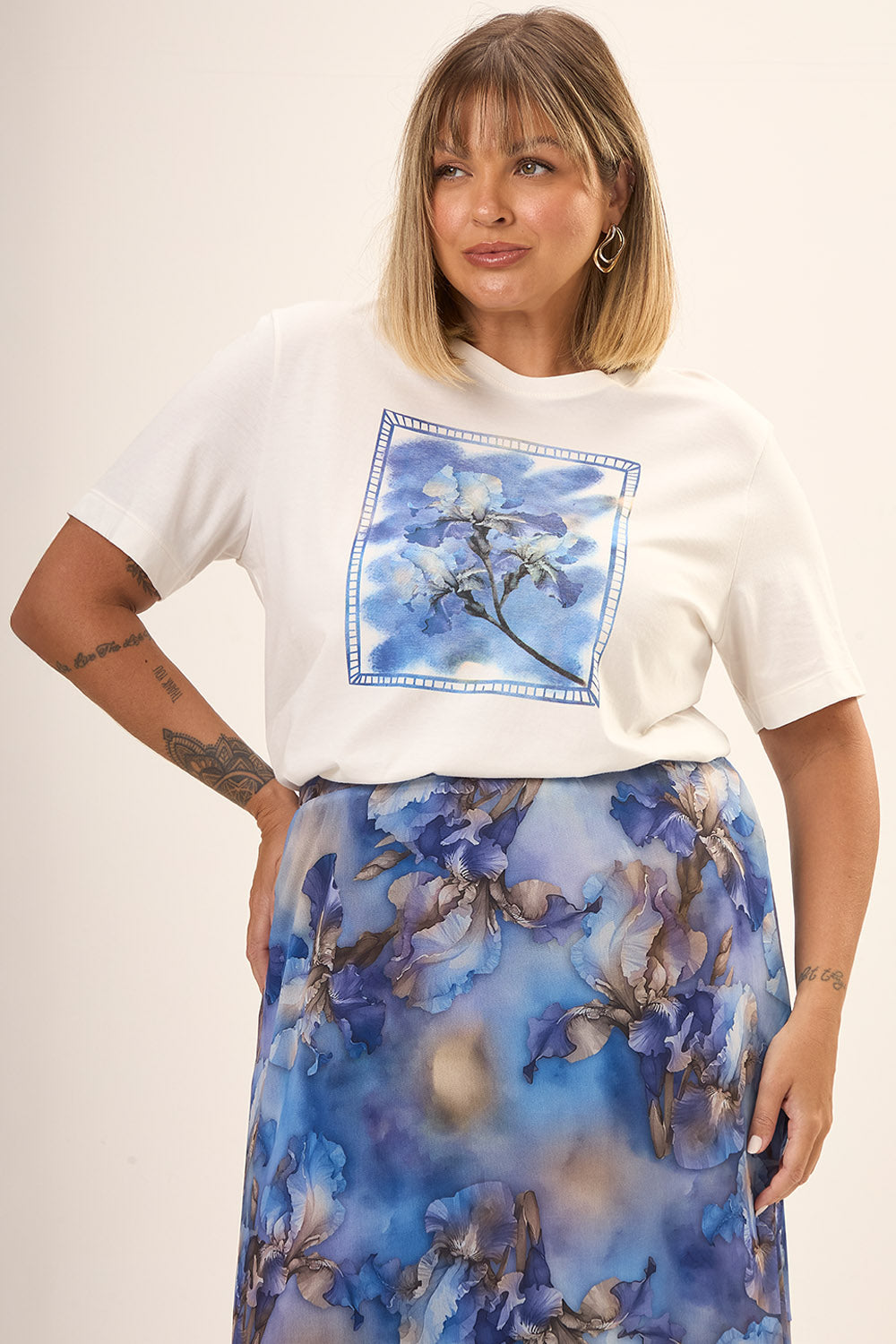 T-shirt Plus Size Lis Algodão Estampado Off White Cess