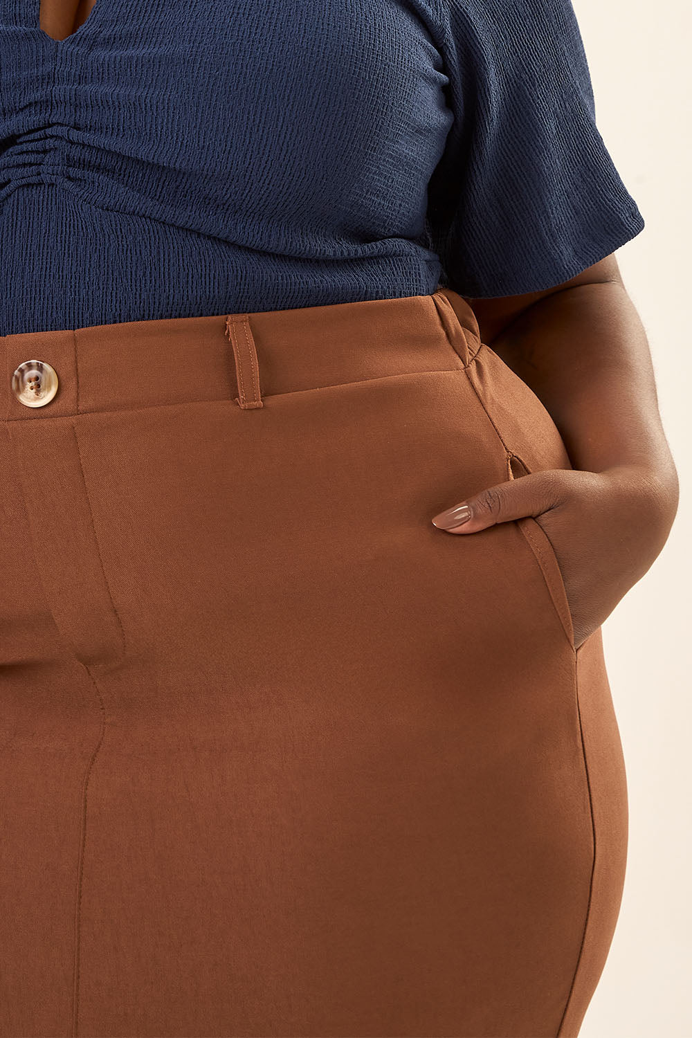 Saia Midi Plus Size Tecido Sarjado Pienza Marrom Cess