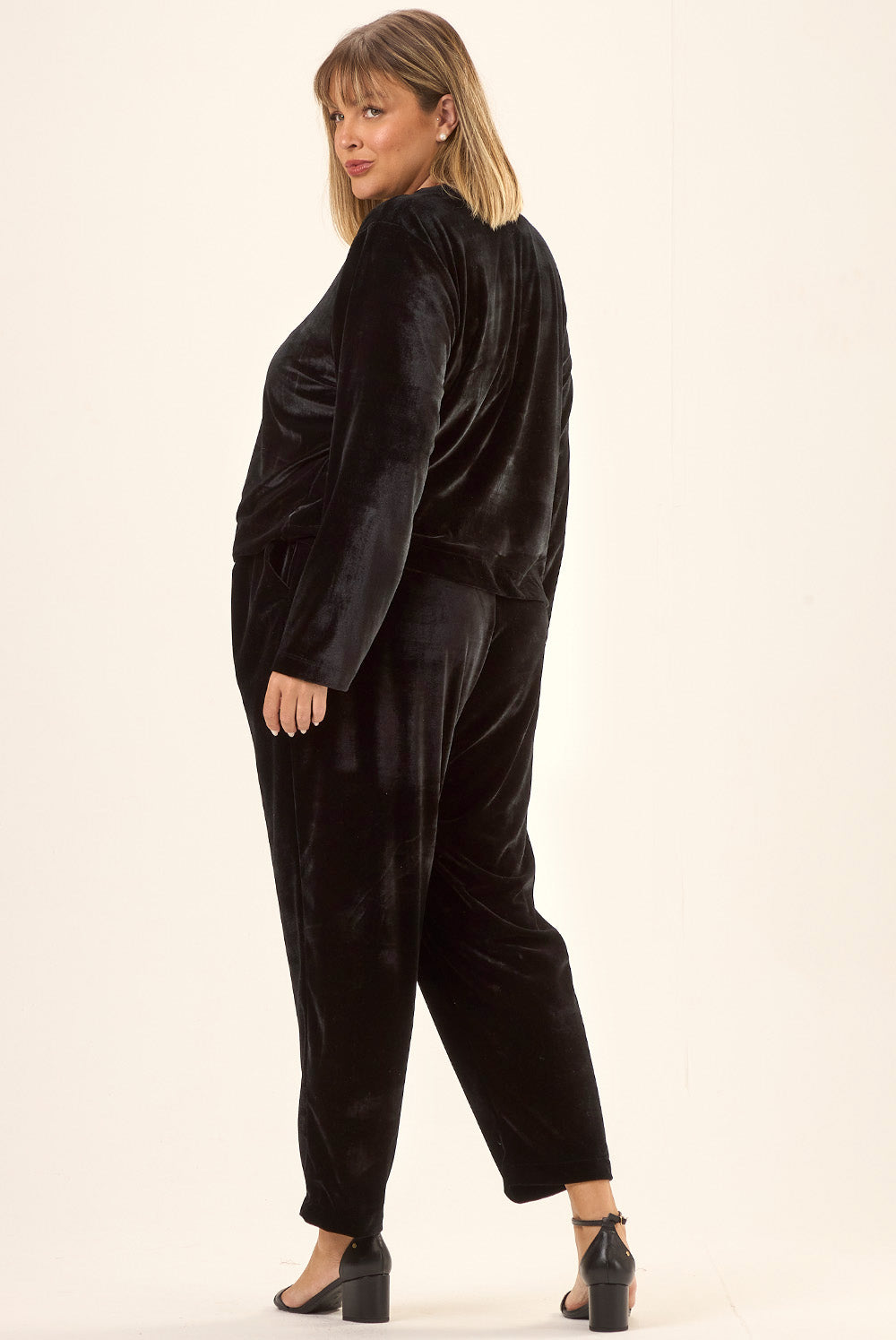 Calça Reta Plus Size Veludo Fresia Preto Cess