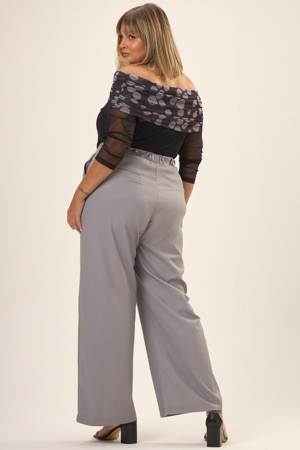 Blusa Plus Size Ombro a Ombro com Mangas 7/8 em Tule Estampado Poá Vinci Cess