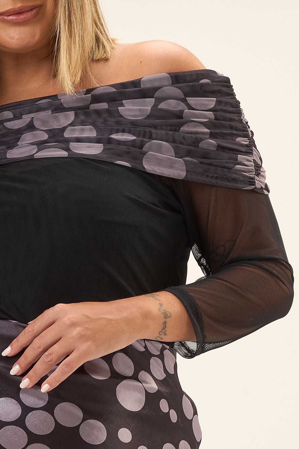 Blusa Plus Size Ombro a Ombro com Mangas 7/8 em Tule Estampado Poá Vinci Cess