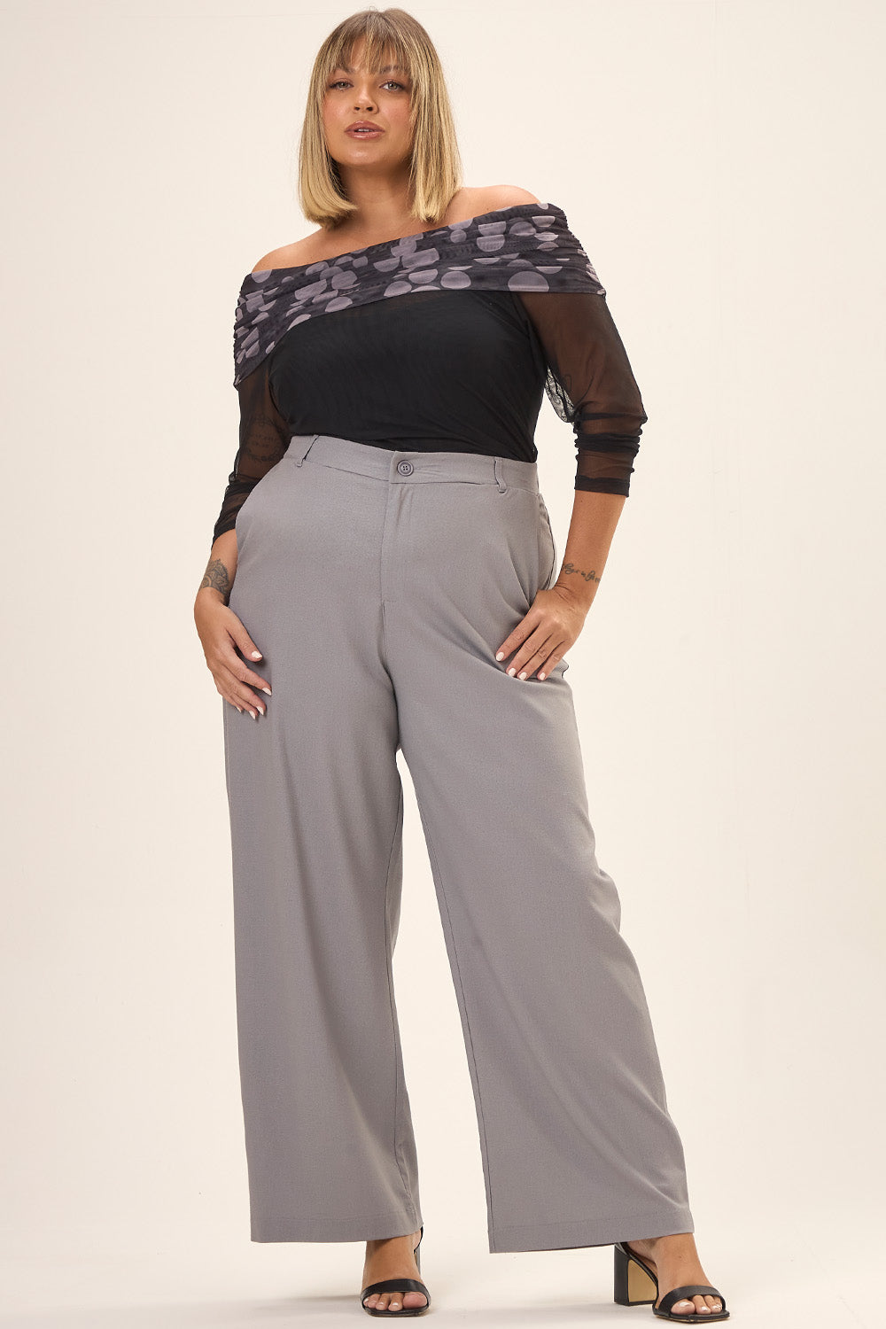 Blusa Plus Size Ombro a Ombro com Mangas 7/8 em Tule Estampado Poá Vinci Cess