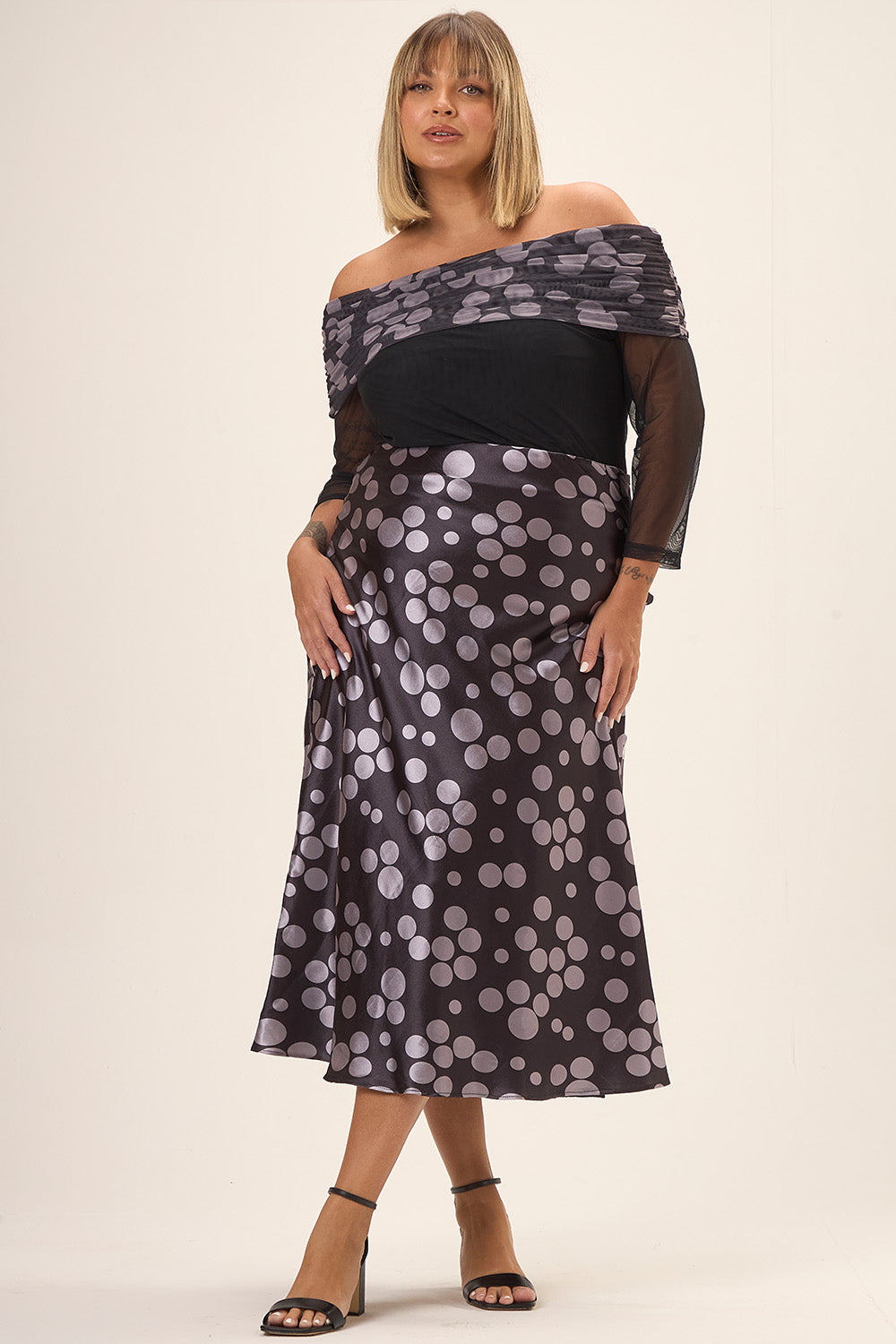 Blusa Plus Size Ombro a Ombro com Mangas 7/8 em Tule Estampado Poá Vinci Cess