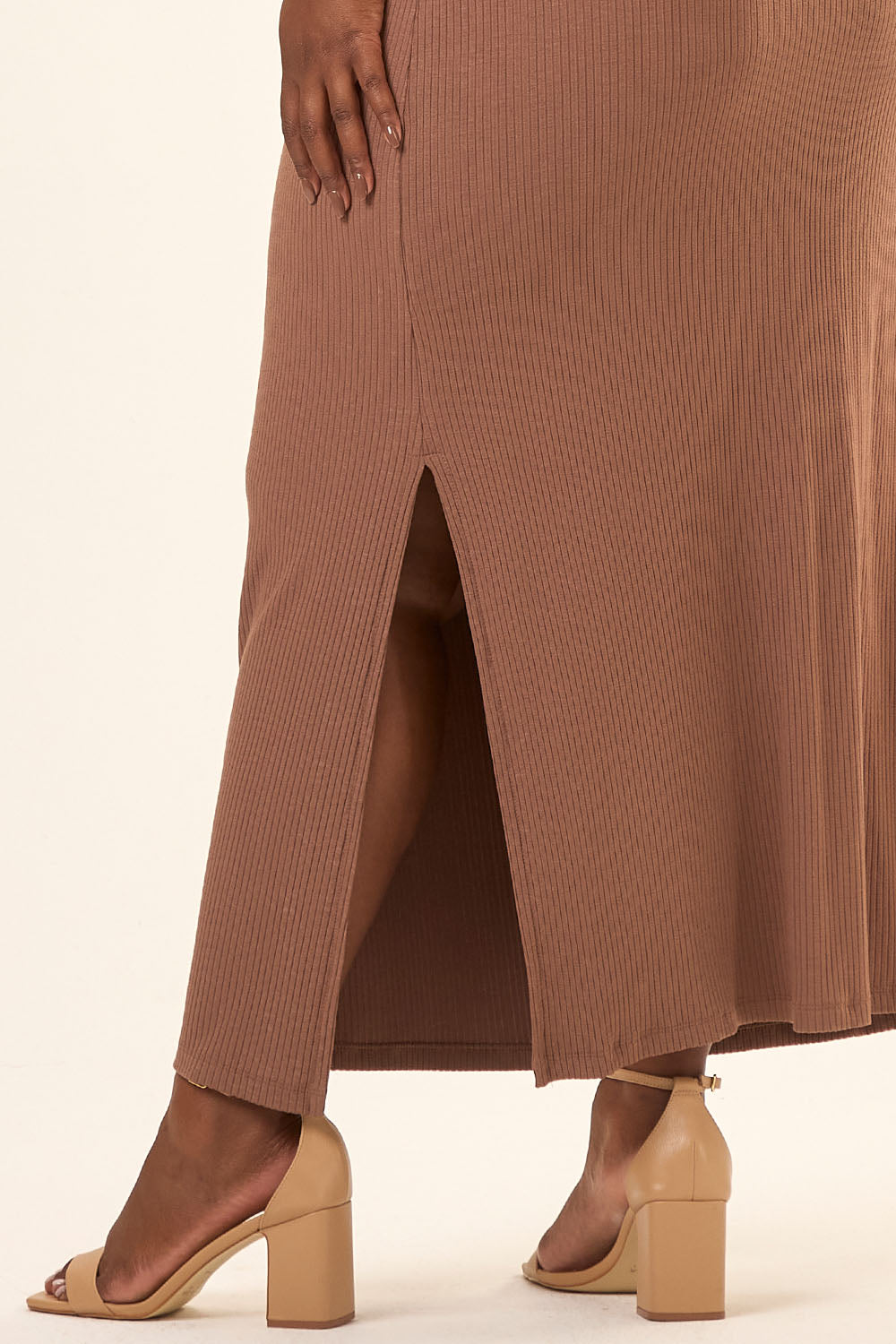 Vestido Midi Plus Size Canelado Colina Marrom Cess