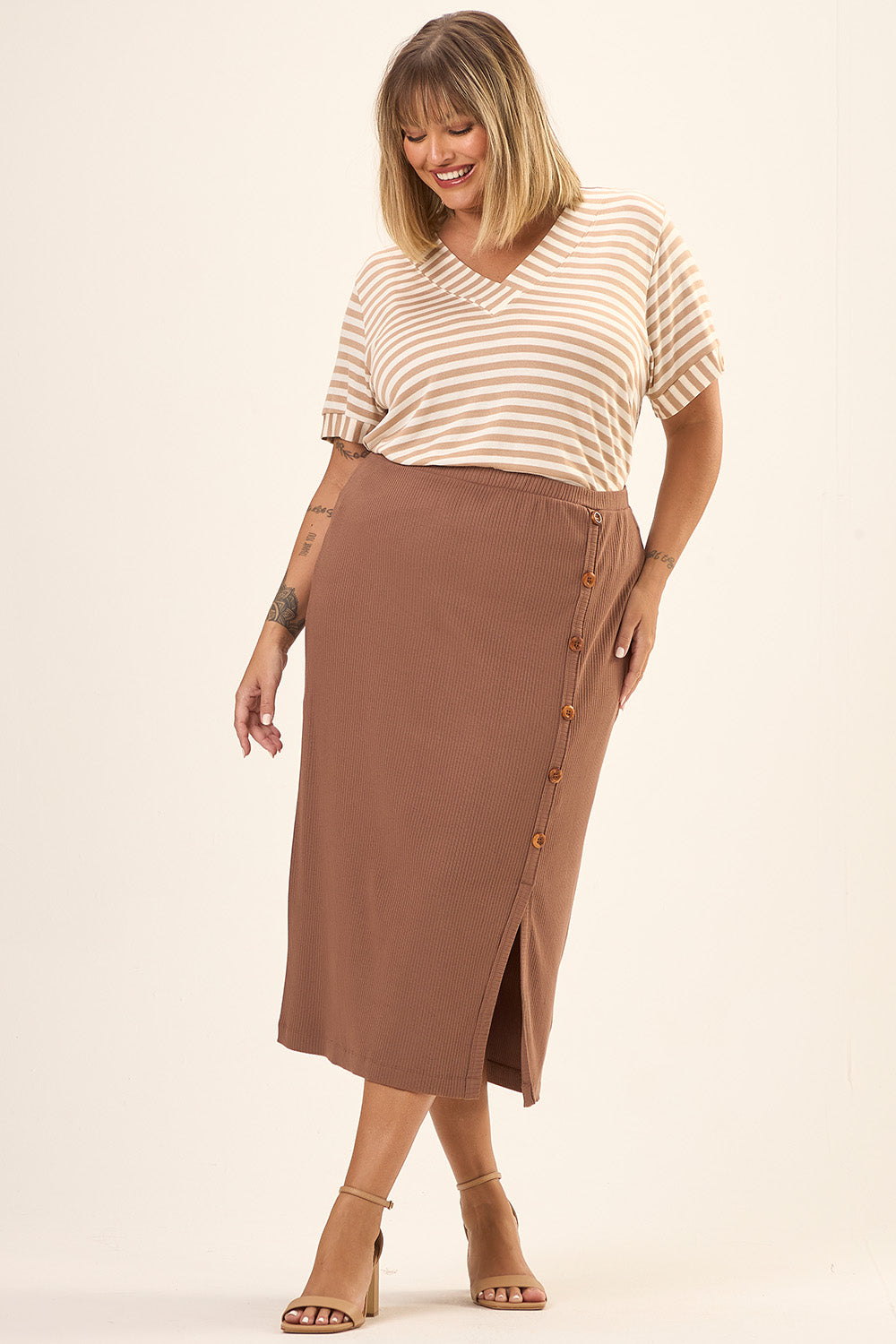 Saia Midi Plus Size Canelado Com Botões Colina Marrom Cess
