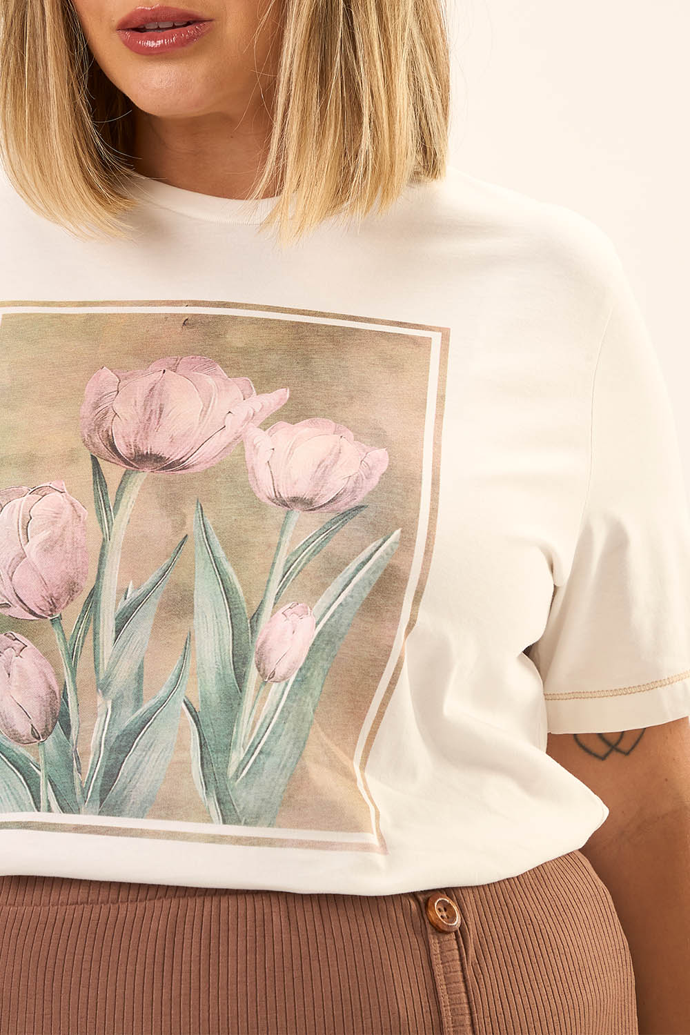 T-shirt Plus Size Algodão Estampado Tulipa Off White Cess