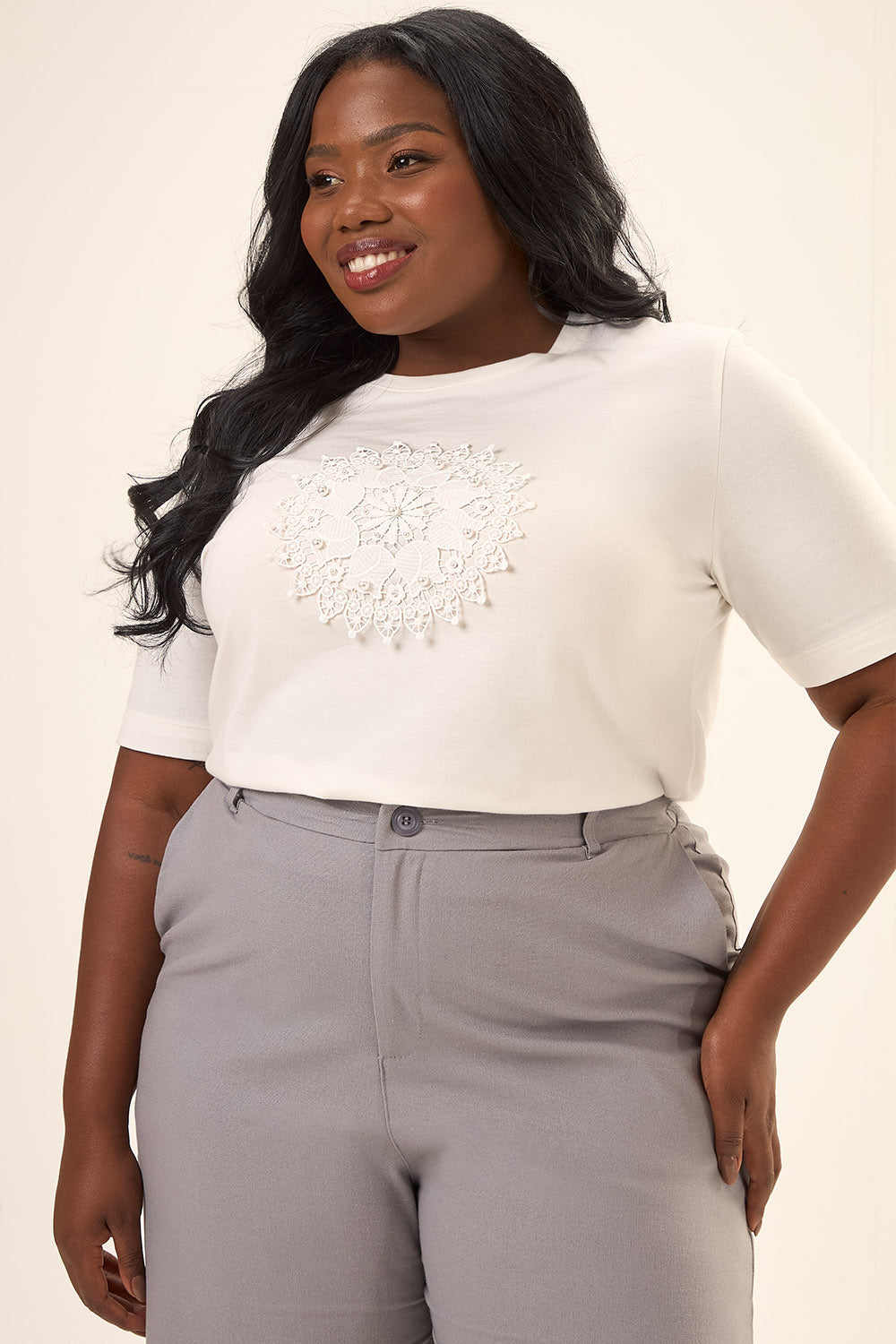 T-Shirt Com Bordado e Pérolas Plus Size Algodão Tulipa Off White Cess