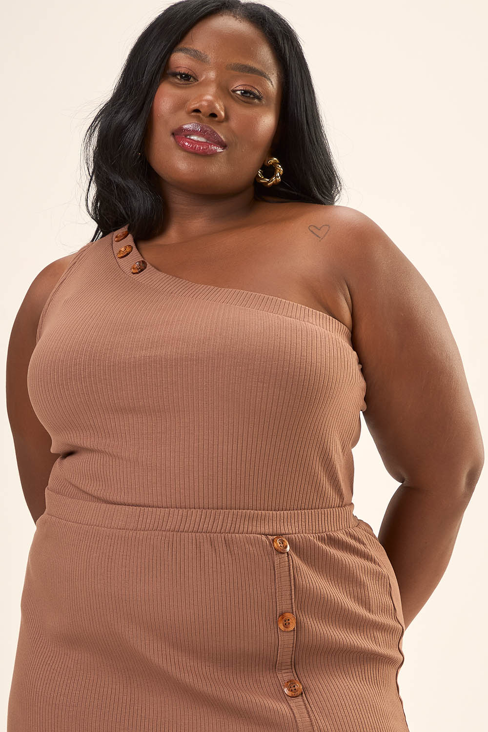 Blusa Um Ombro Plus Size Canelado Com Botões Colina Marrom Cess