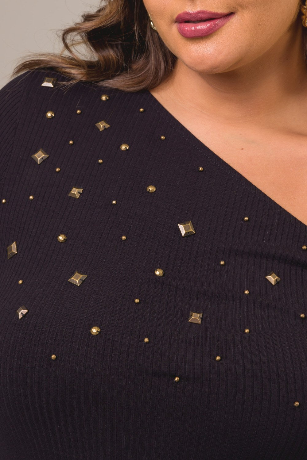 Blusa Plus Size Um Ombro Manga 7/8 com Apliques Alana Preto Cess