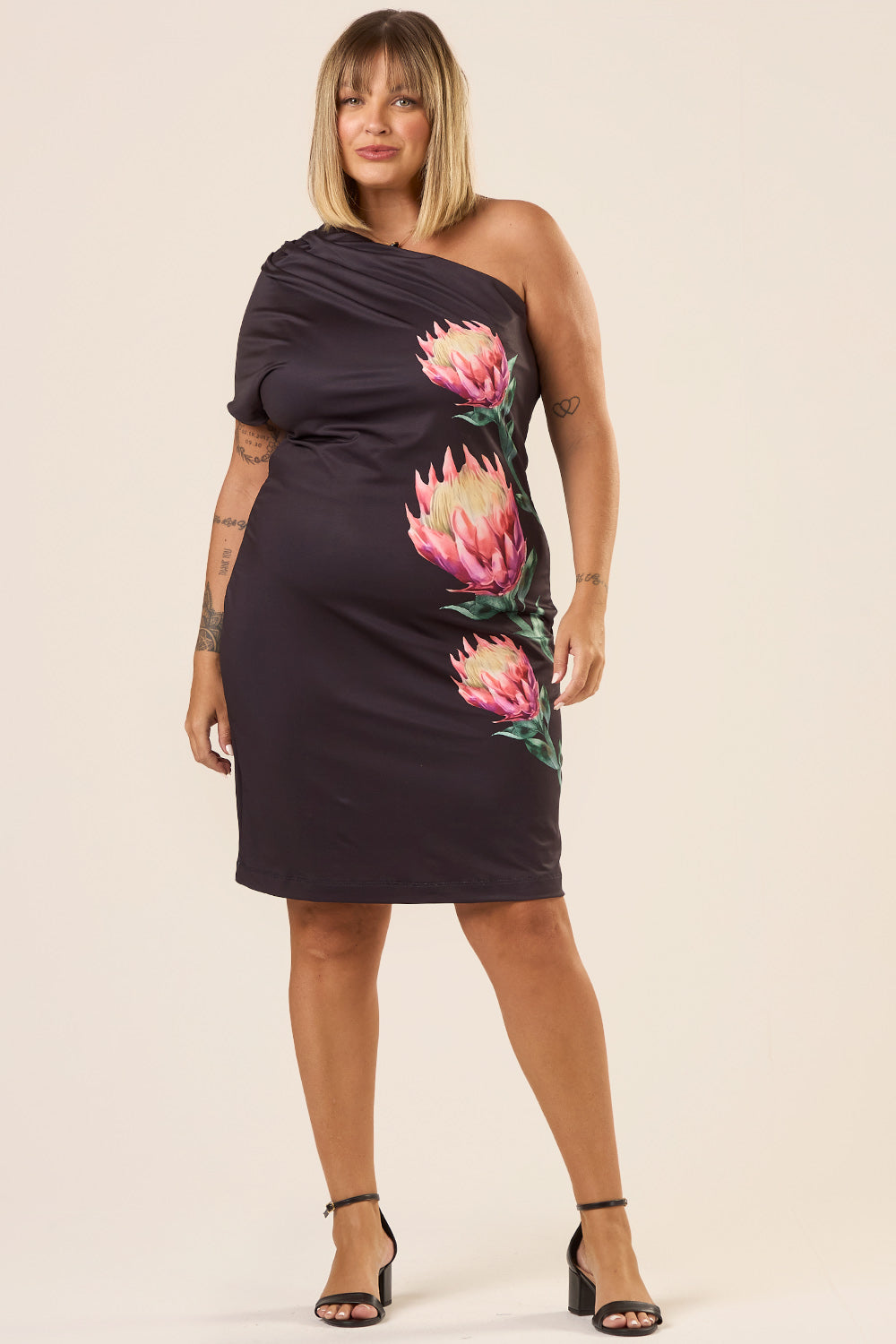 Vestido Curto Um Ombro Plus Size Malha Lisa Proteas Cess