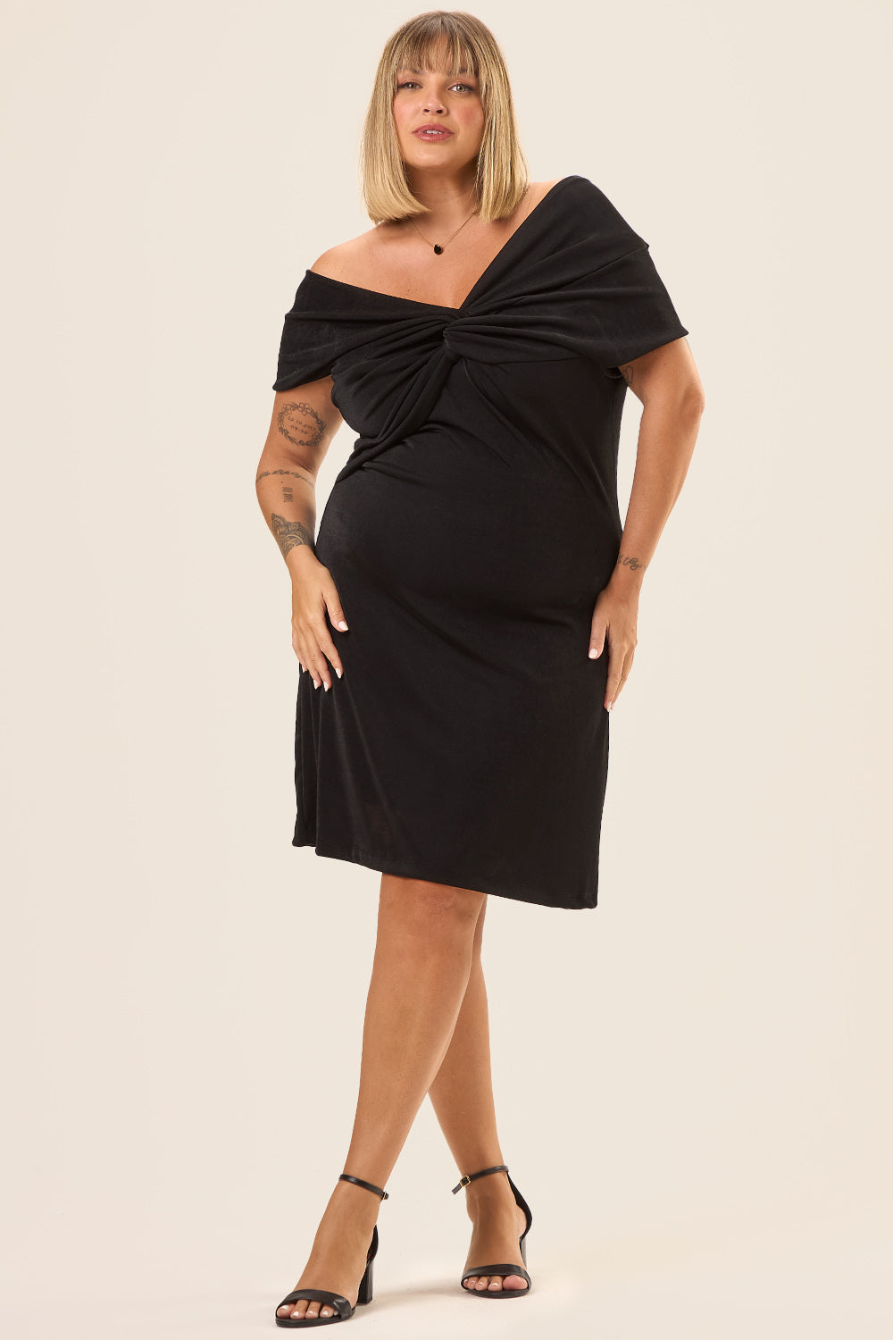 Vestido Curto Plus Size Malha Texturizada Acetinada Niara Preto Cess