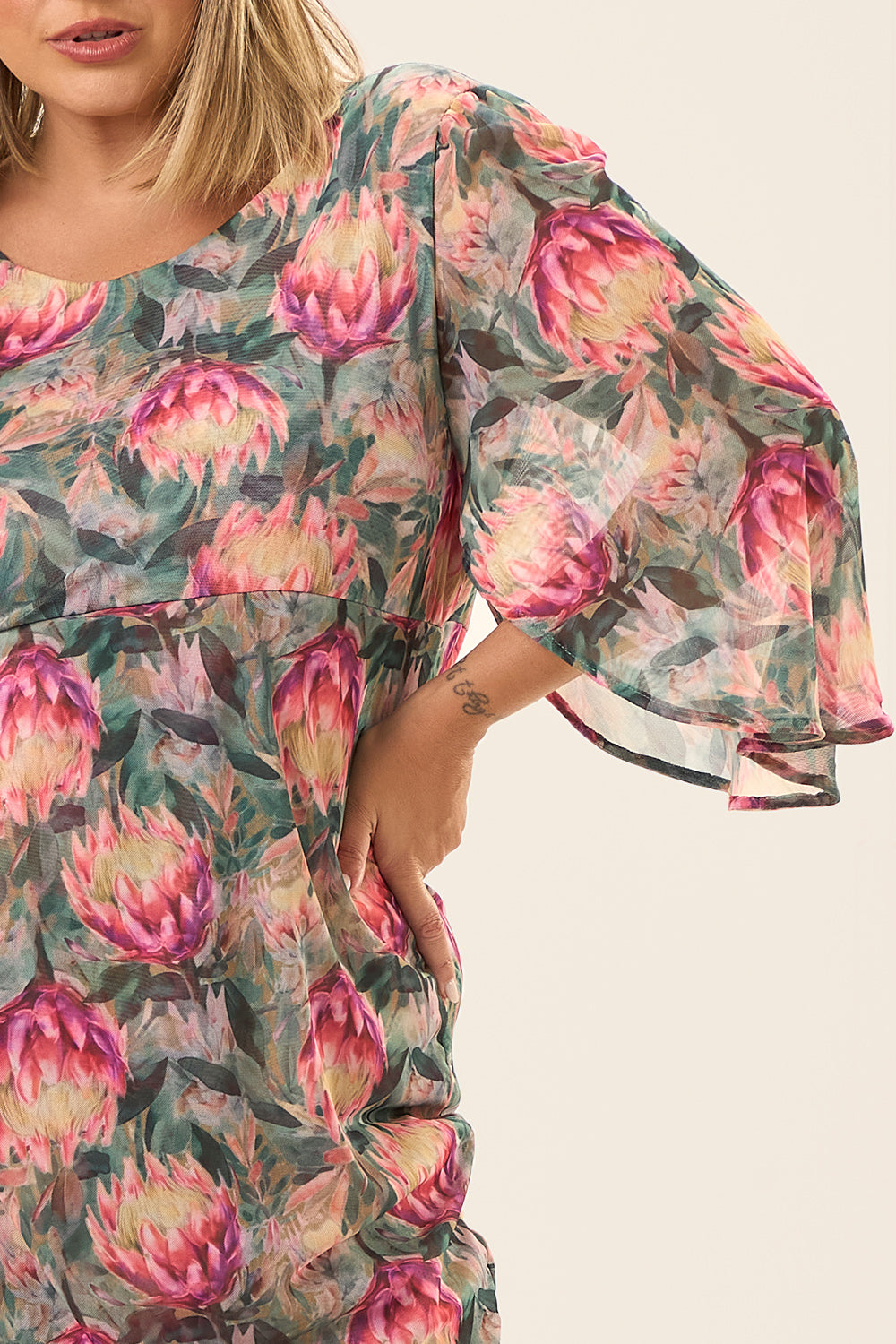 Vestido Curto Plus Size Tule Estampado Proteas Cess