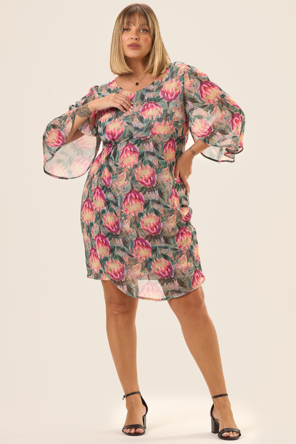Vestido Curto Plus Size Tule Estampado Proteas Cess