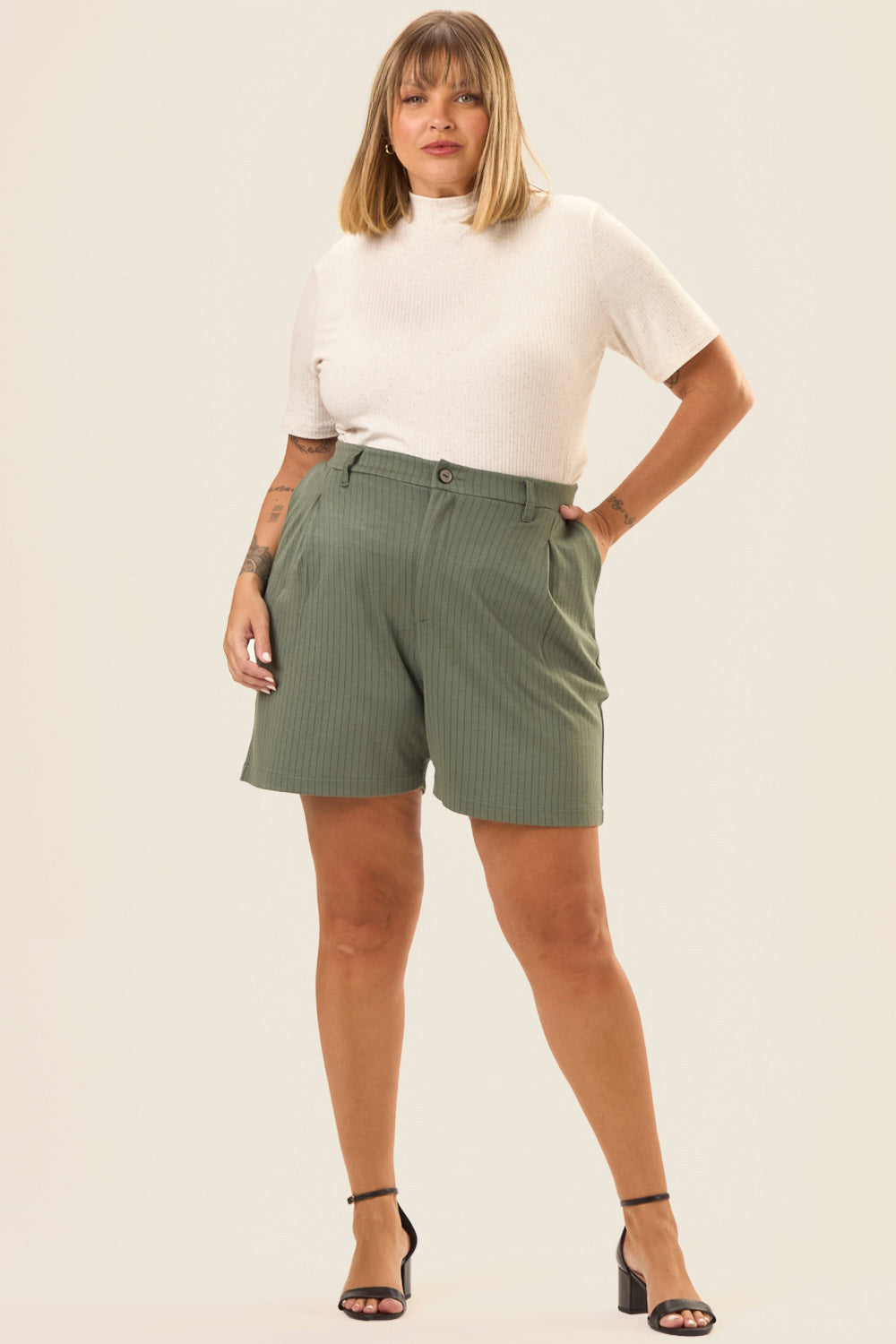Bermuda de Alfaiataria Plus Size Jacquard Risca de Giz Acácia Verde Cess