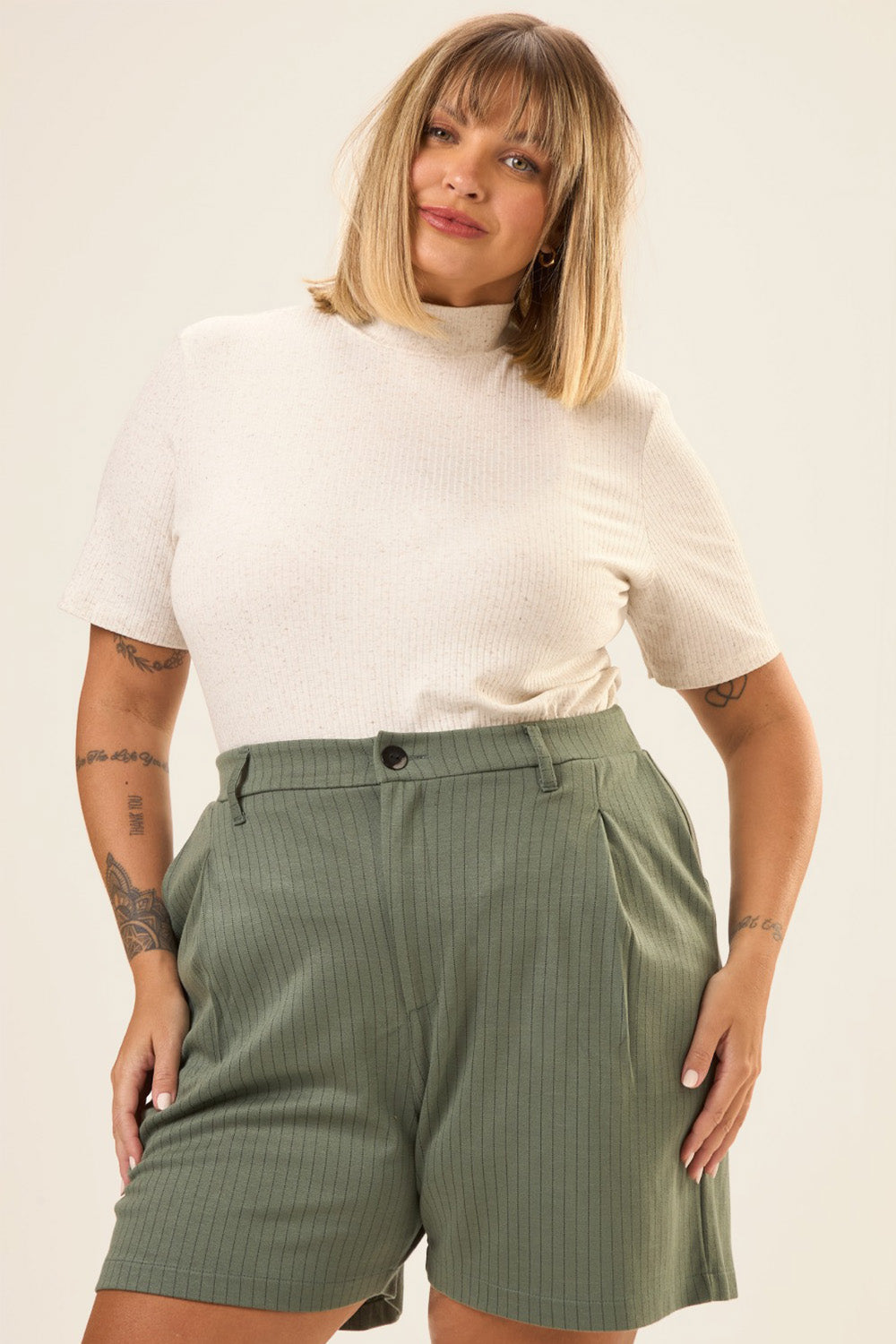 Bermuda de Alfaiataria Plus Size Jacquard Risca de Giz Acácia Verde Cess