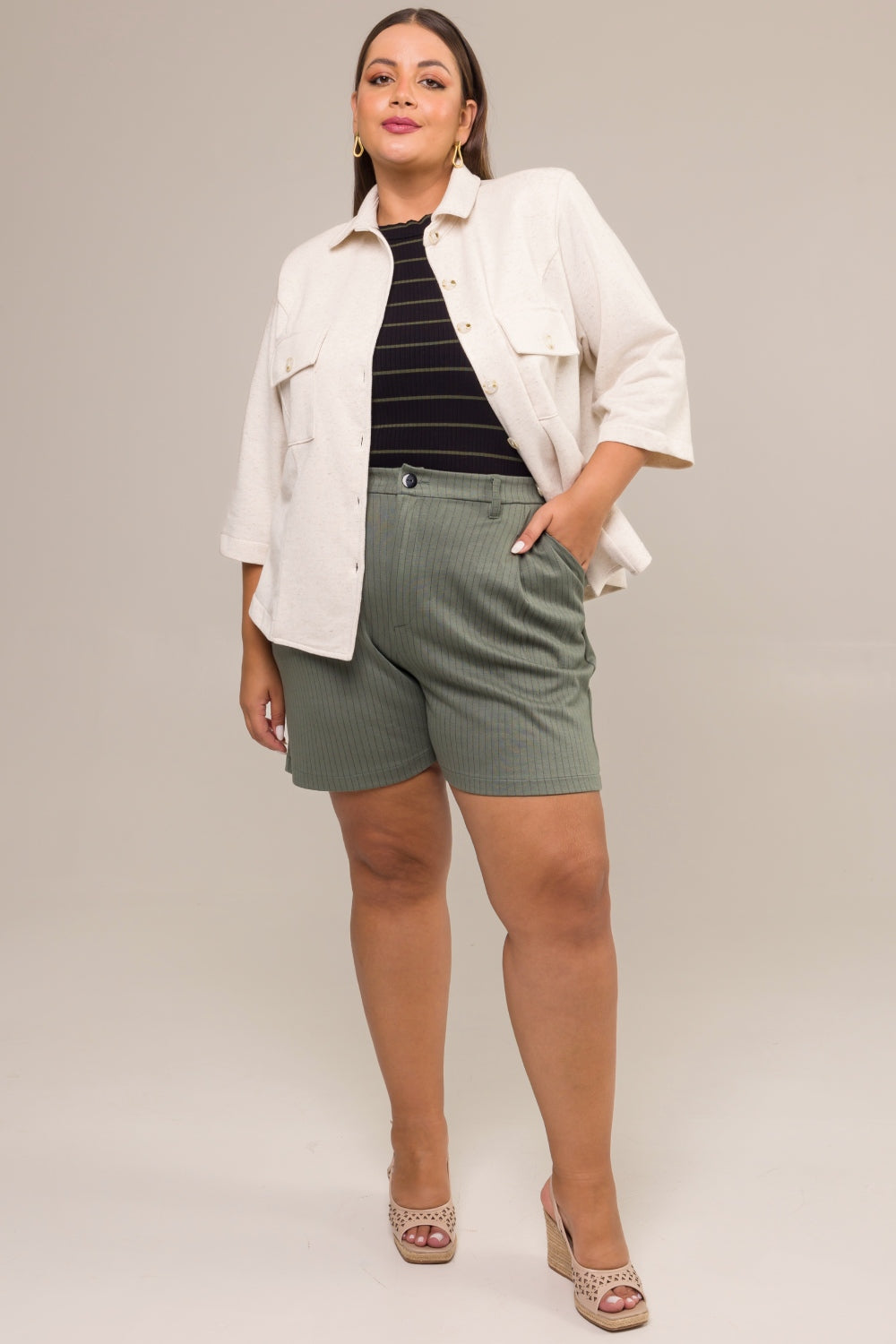 Bermuda de Alfaiataria Plus Size Jacquard Risca de Giz Acácia Verde Cess