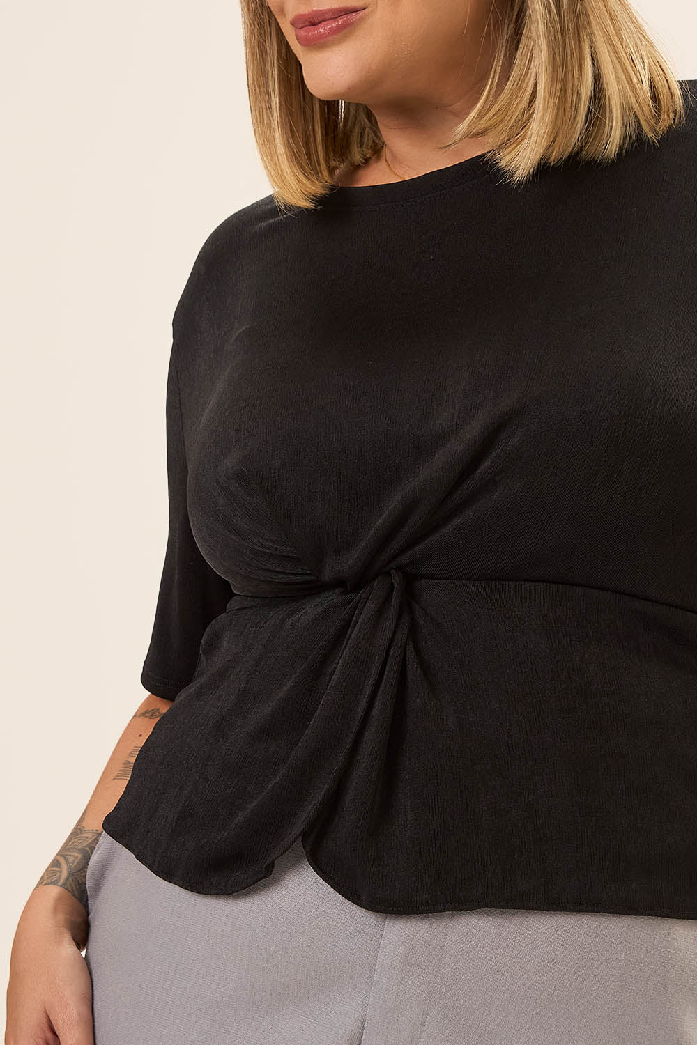 Blusa Plus Size Malha Texturizada Acetinada Niara Preto Cess