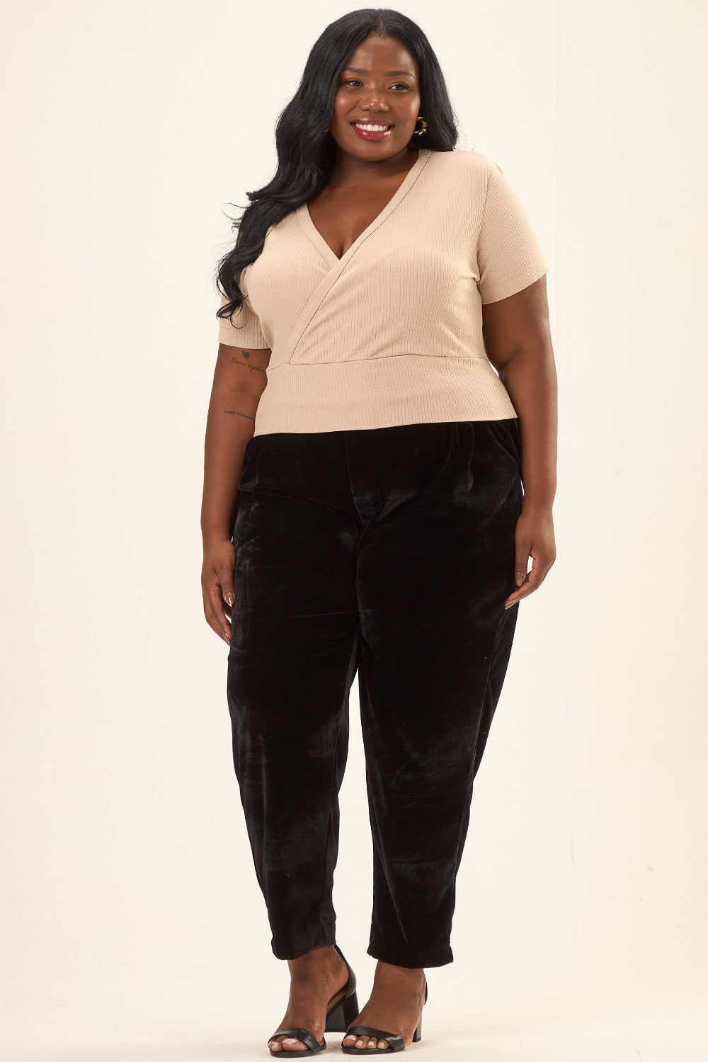 Blusa Decote V Plus Size Canelado Magnolia Bege Cess