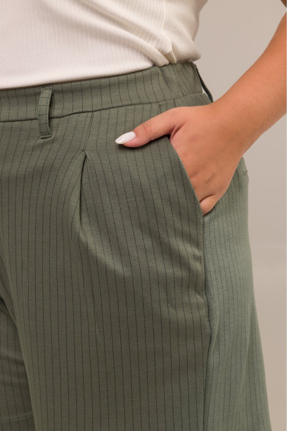 Bermuda de Alfaiataria Plus Size Jacquard Risca de Giz Acácia Verde Cess