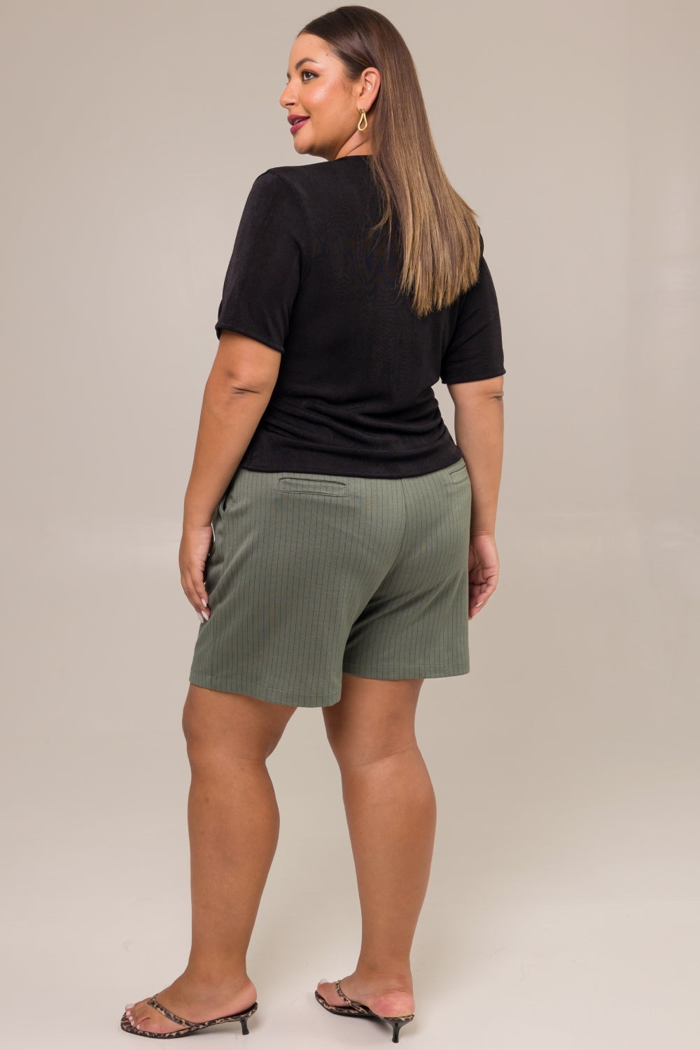 Bermuda de Alfaiataria Plus Size Jacquard Risca de Giz Acácia Verde Cess