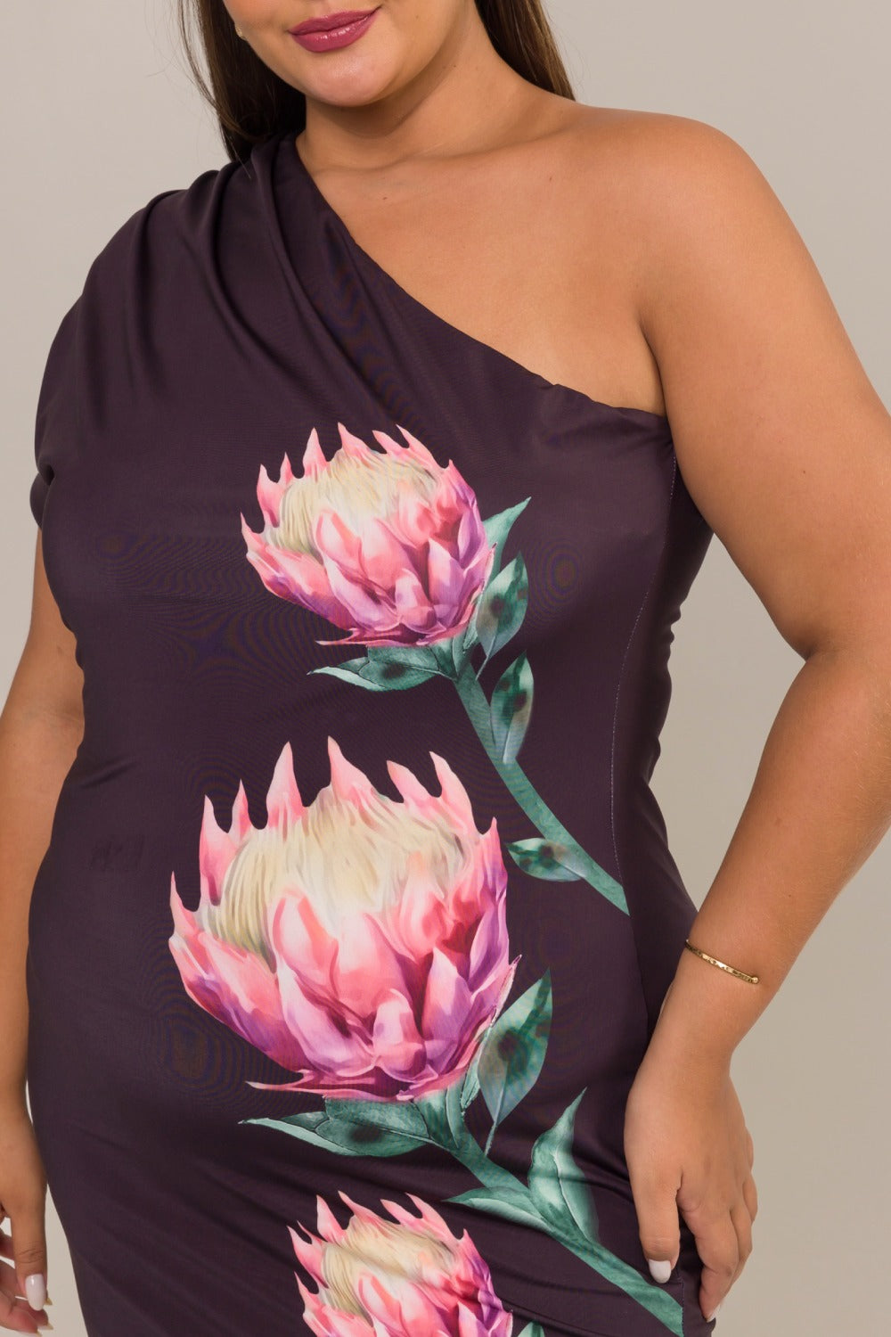 Vestido Curto Um Ombro Plus Size Malha Lisa Proteas Cess