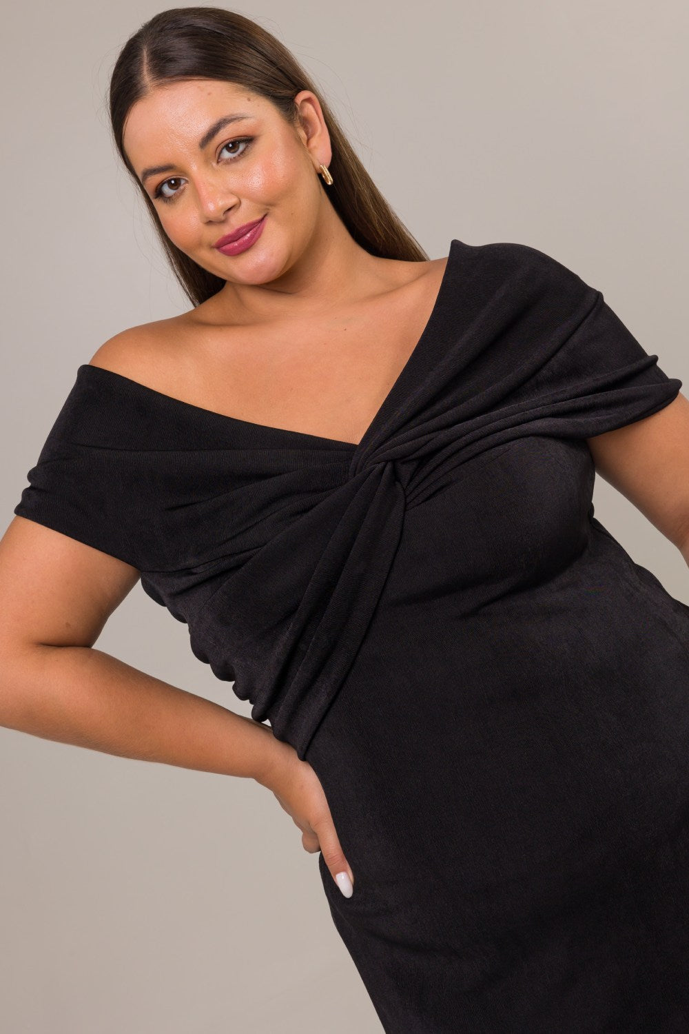 Vestido Curto Plus Size Malha Texturizada Acetinada Niara Preto Cess