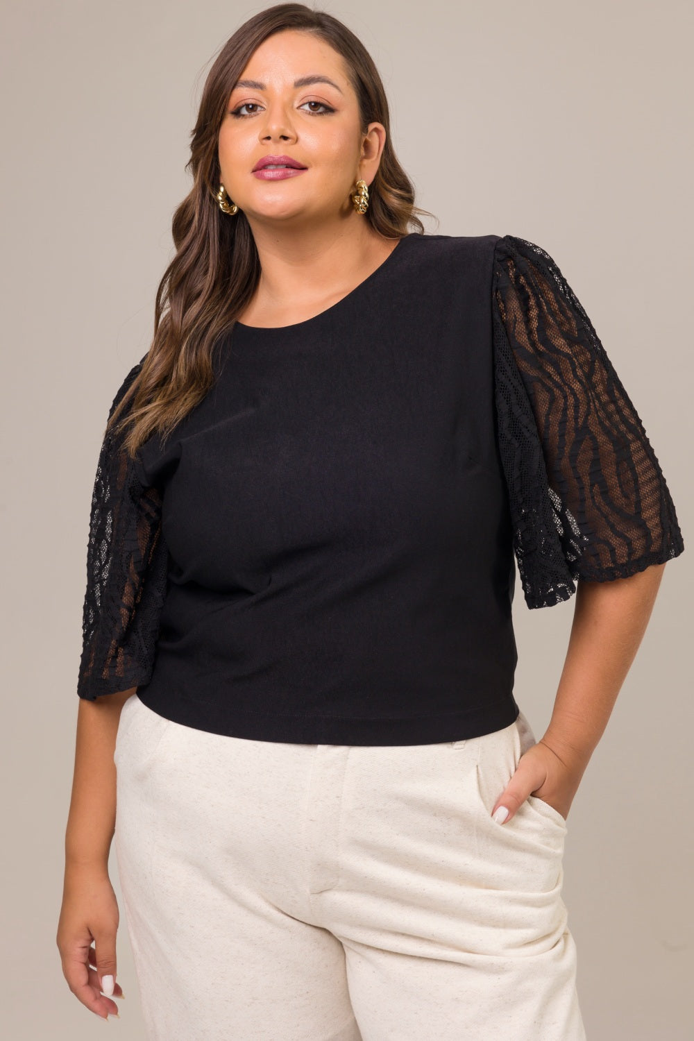 Blusa Plus Size com Mangas em Renda e Laço Cetim e Tecido Sarjado Ansellia Preto Cess