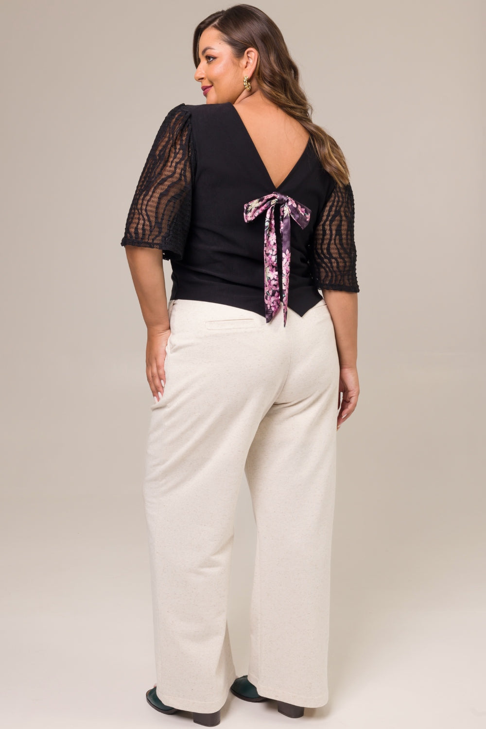 Blusa Plus Size com Mangas em Renda e Laço Cetim e Tecido Sarjado Ansellia Preto Cess