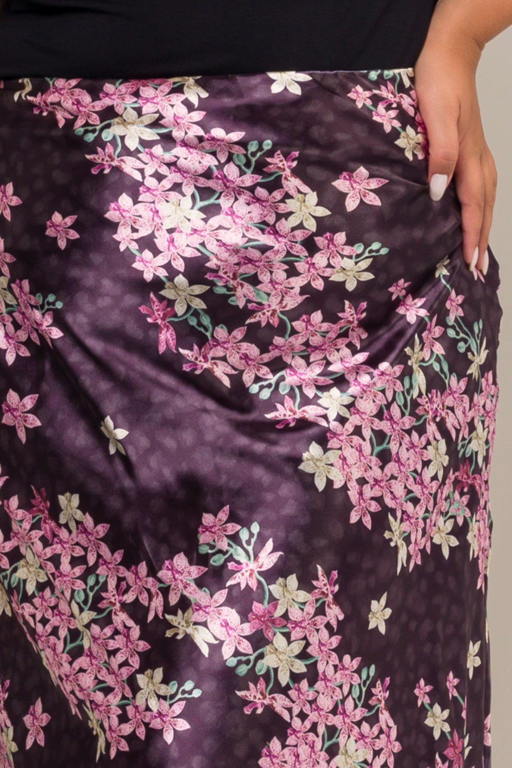 Saia Midi Plus Size em Cetim Estampado Anssellia Preto Cess