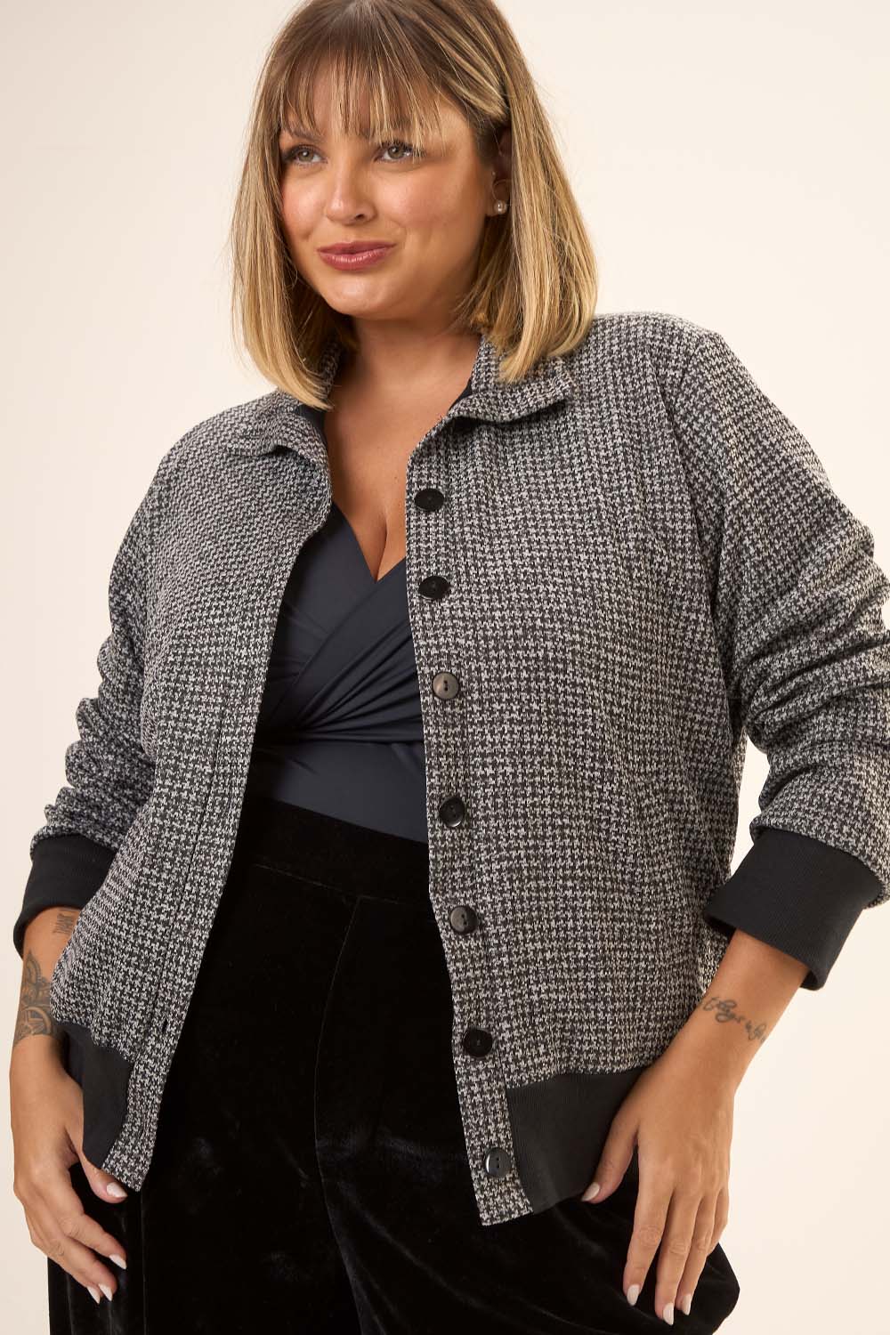 Jaqueta Bomber Plus Size Jacquard Pied de Poule Firenze Preto Cess