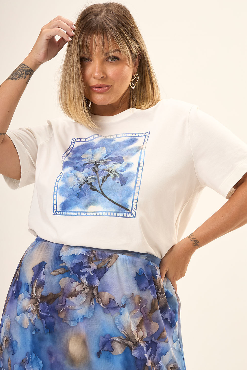 T-shirt Plus Size Lis Algodão Estampado Off White Cess