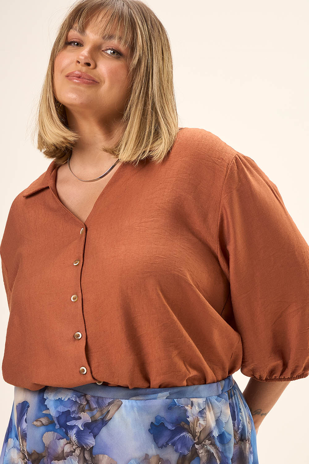 Camisa de Alfaiataria Plus Size de Viscose com Poliamida Pienza Marrom Cess