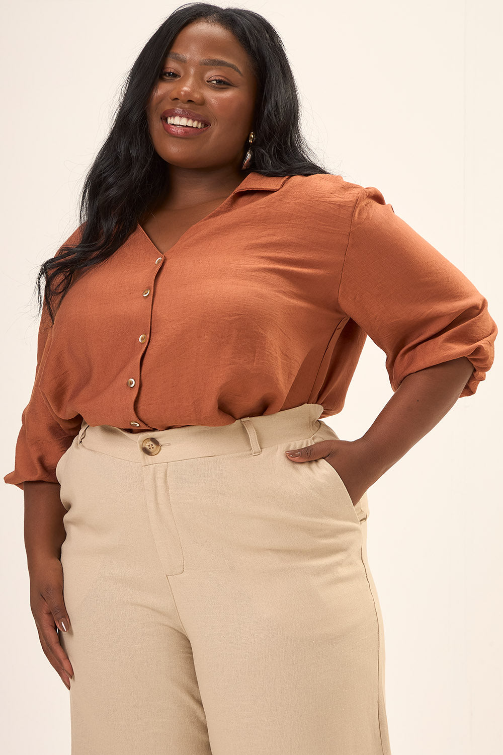 Camisa de Alfaiataria Plus Size de Viscose com Poliamida Pienza Marrom Cess