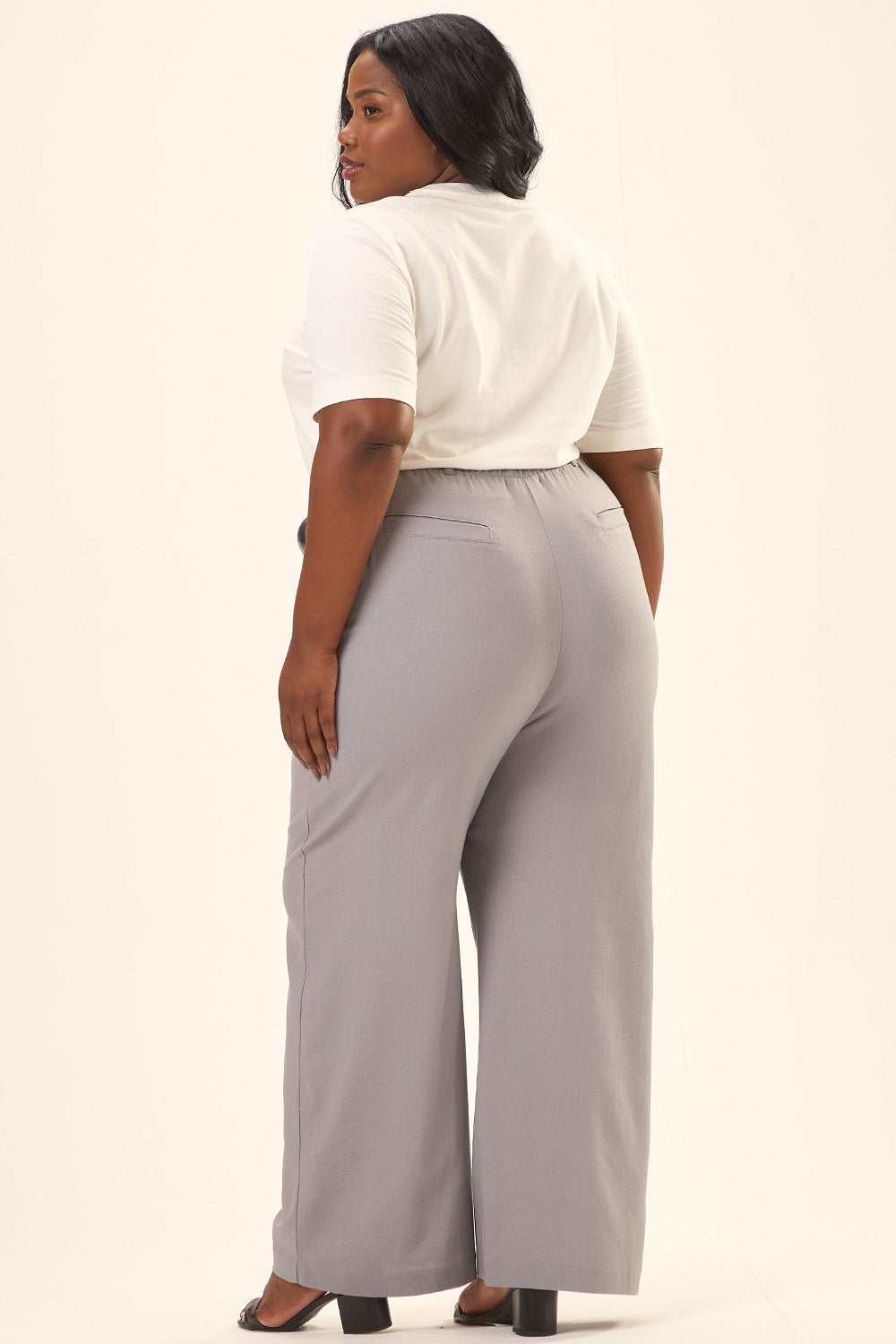 T-Shirt Com Bordado e Pérolas Plus Size Algodão Tulipa Off White Cess
