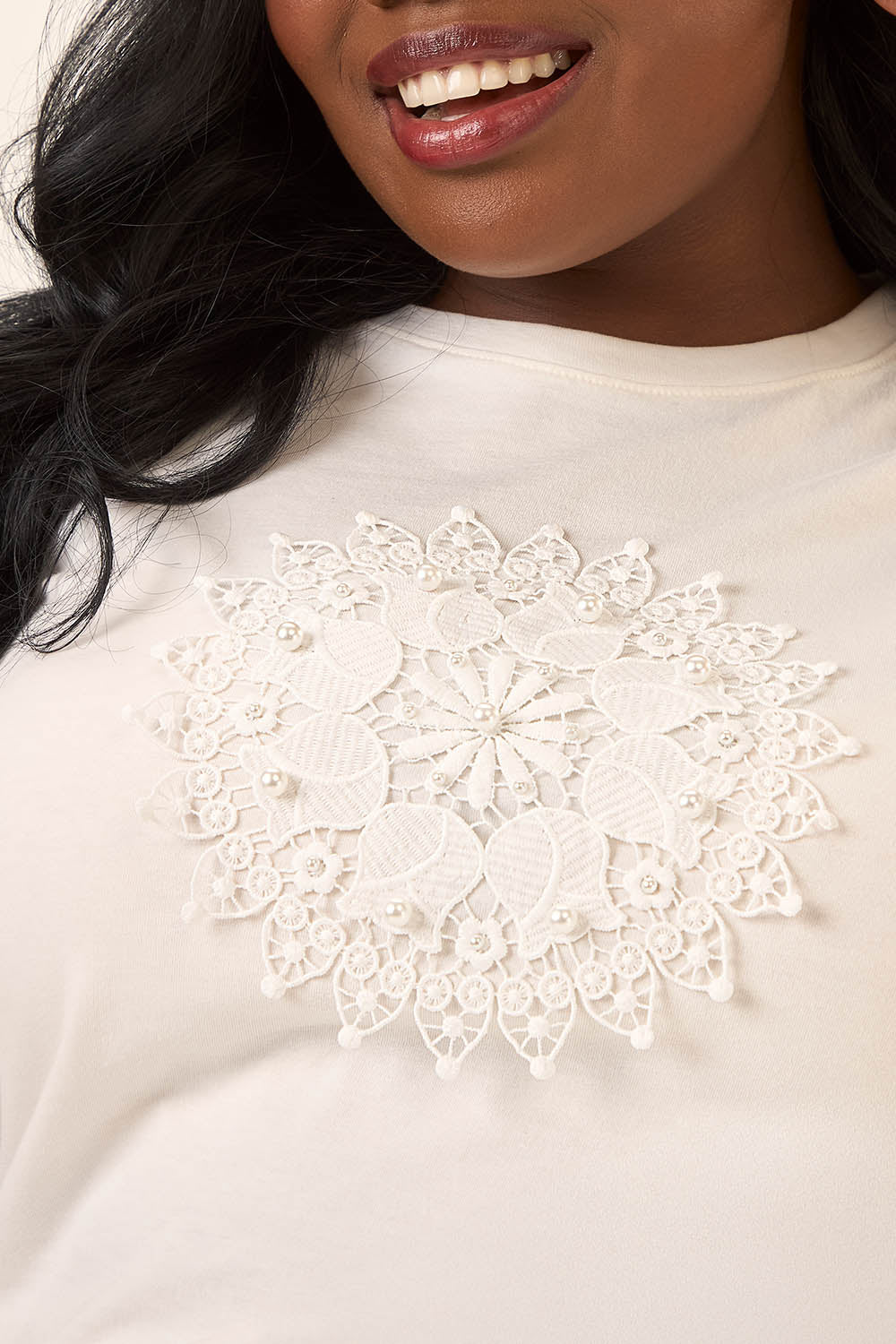 T-Shirt Com Bordado e Pérolas Plus Size Algodão Tulipa Off White Cess