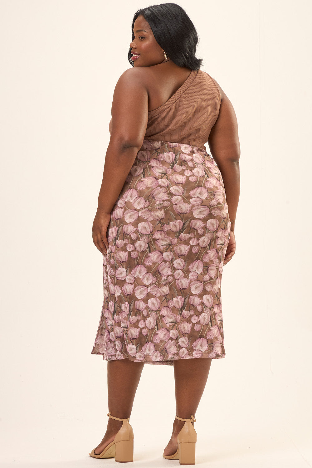 Blusa Um Ombro Plus Size Canelado Com Botões Colina Marrom Cess