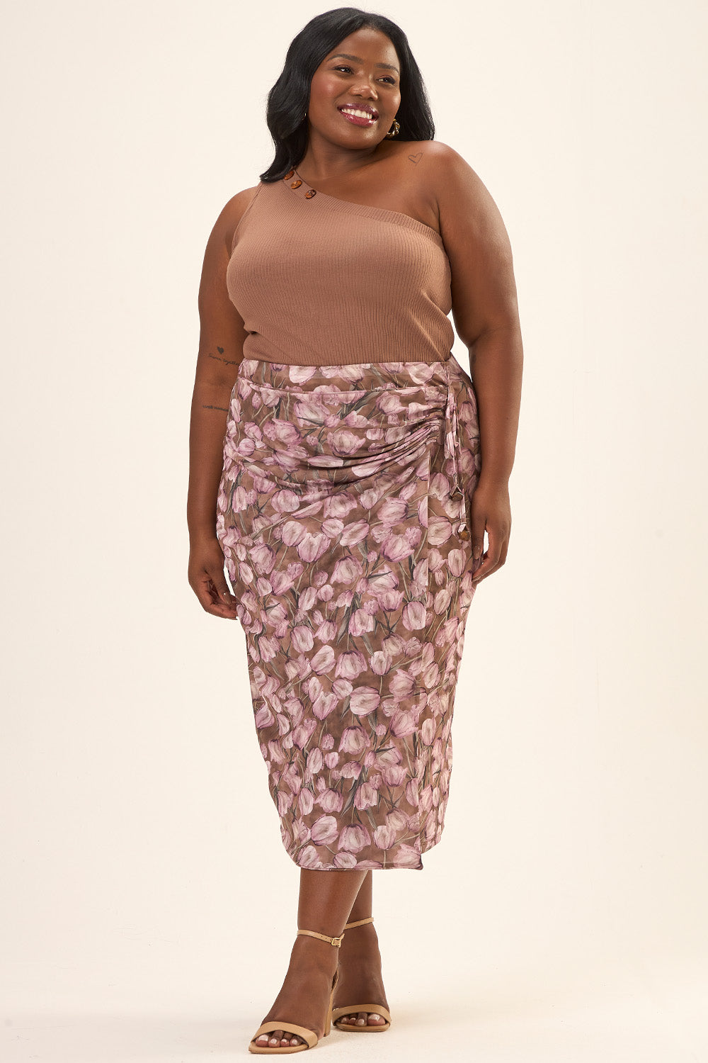 Blusa Um Ombro Plus Size Canelado Com Botões Colina Marrom Cess