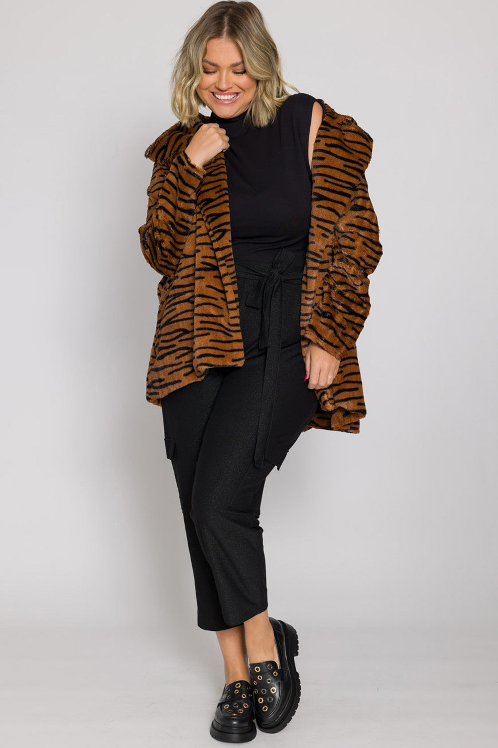 Casaco Plus Size Fluffy Animal Print Cess