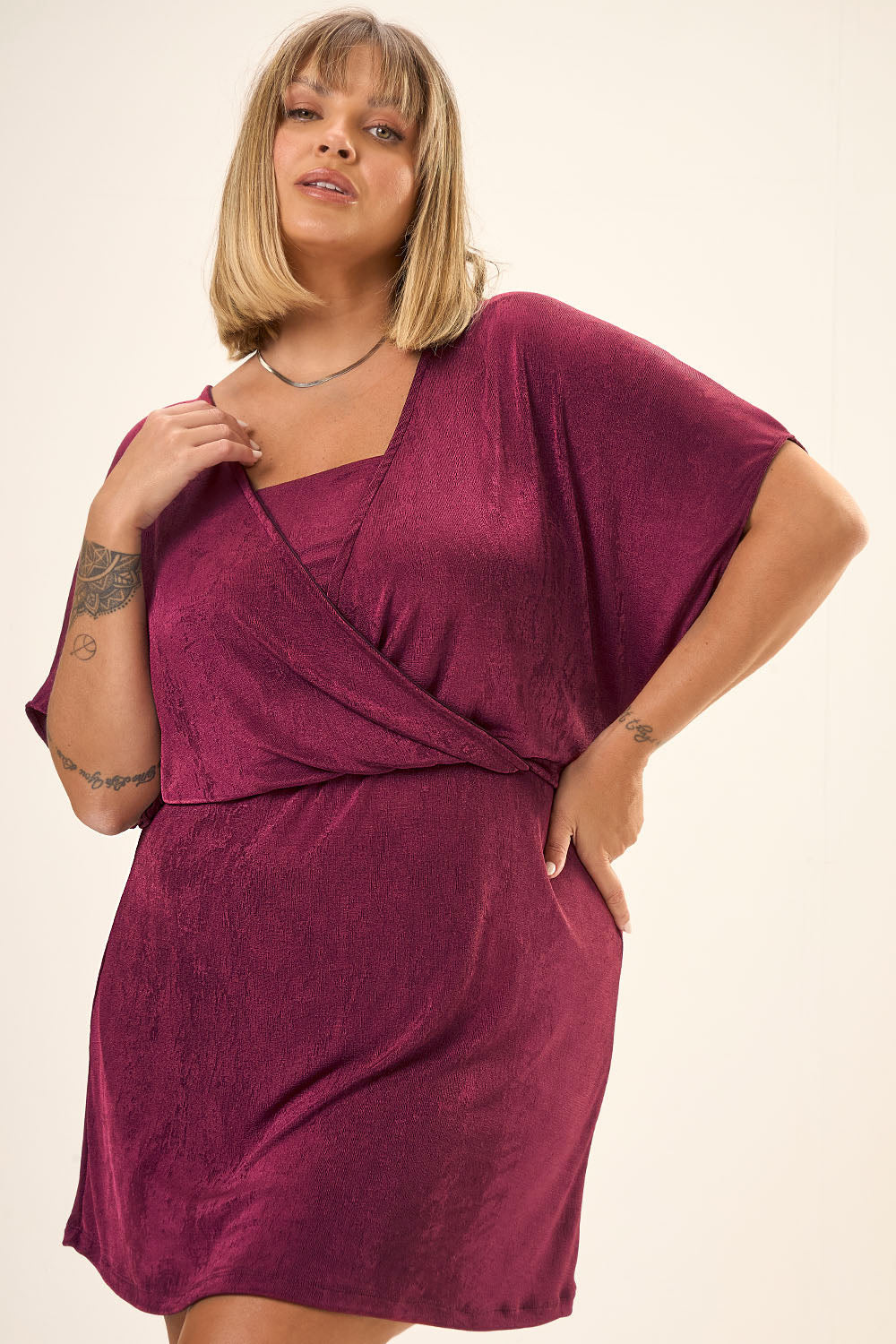 Vestido Curto Plus Size Malha Texturizada Dalia Vinho Cess