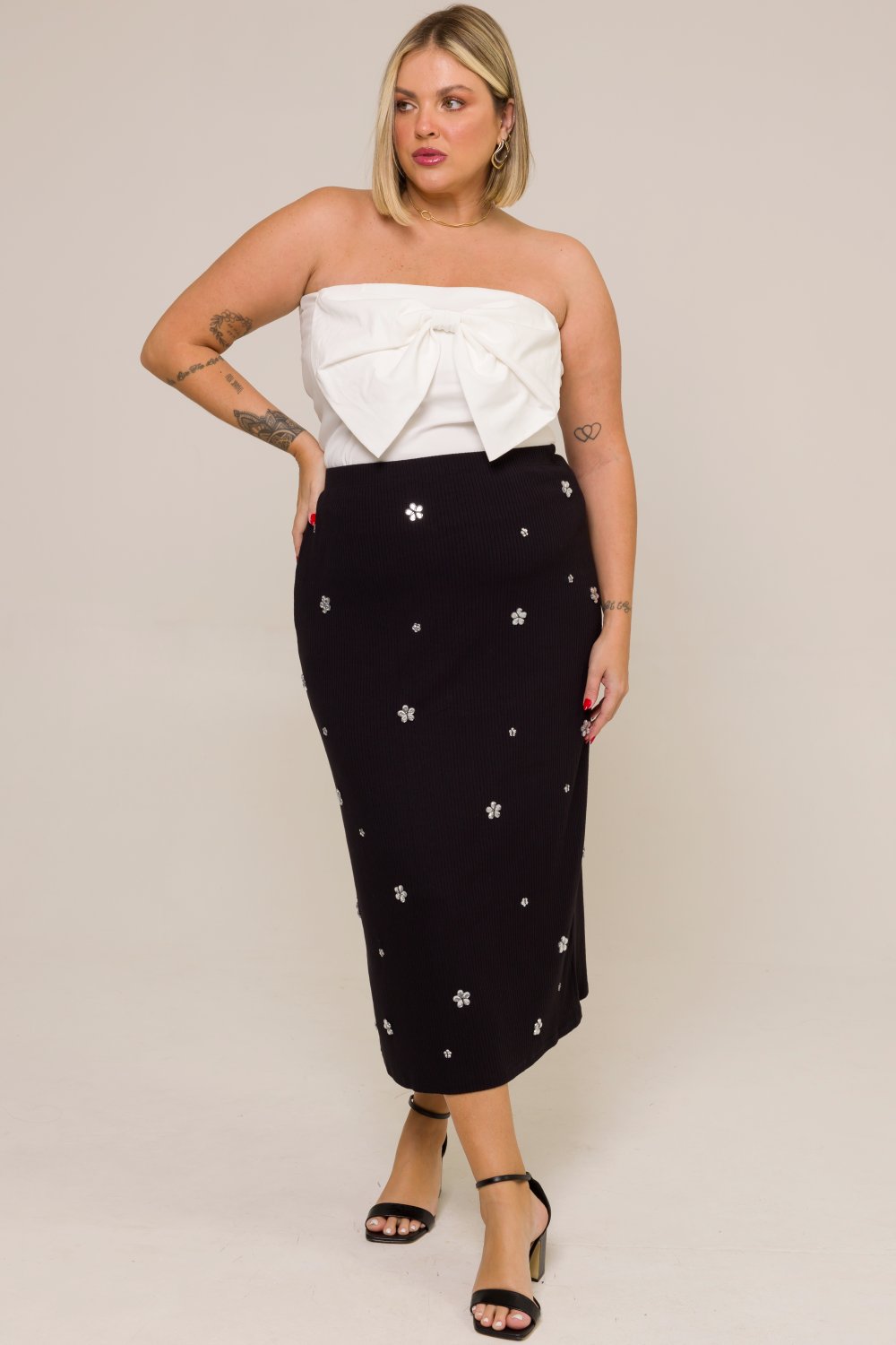Saia Midi Plus Size Mirella New com Fenda e Bordado Flores Preta Cess