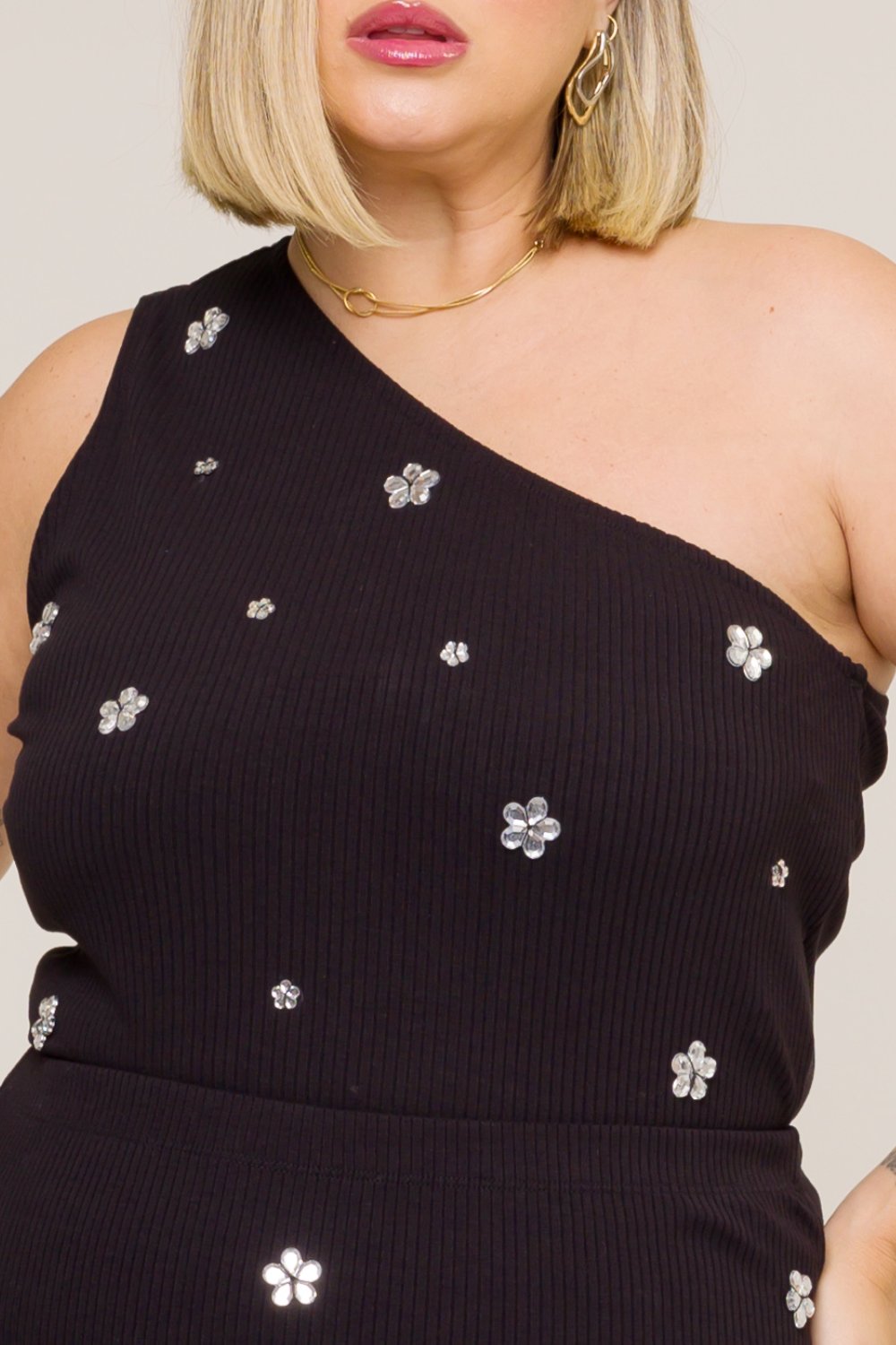 Blusa Plus Size Mirella Um Ombro e Bordado Flores Preta Cess