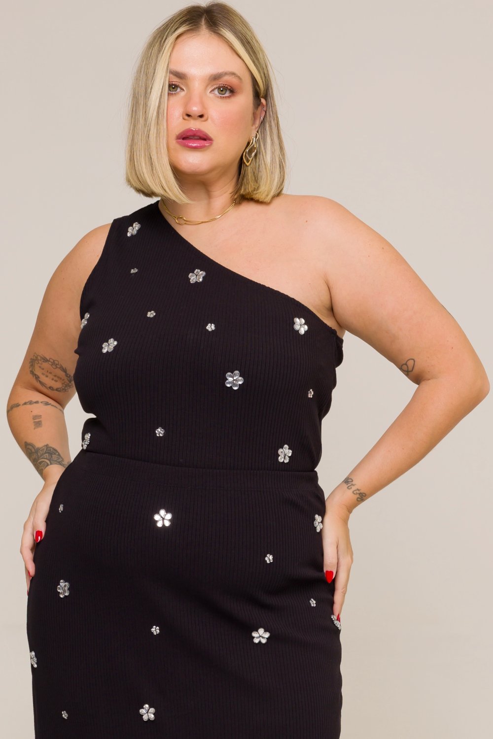 Blusa Plus Size Mirella Um Ombro e Bordado Flores Preta Cess