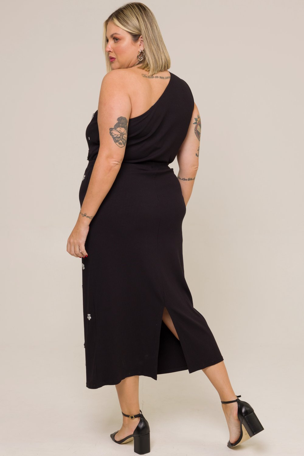 Blusa Plus Size Mirella New Um Ombro Com Pedrarias Florais Preta Cess