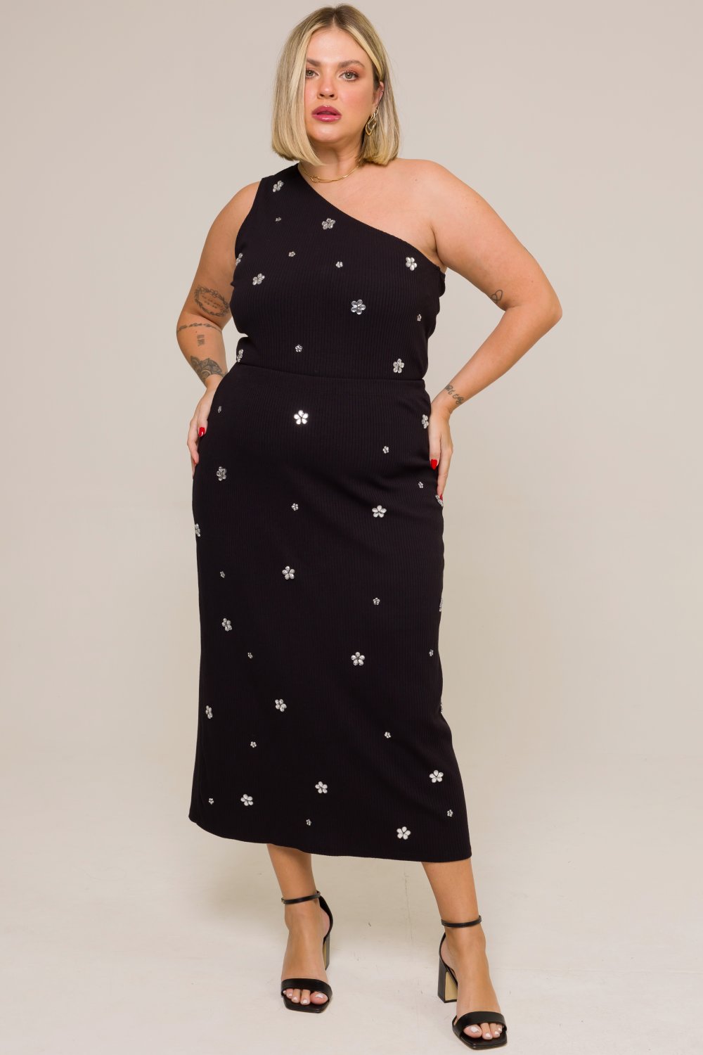 Saia Midi Plus Size Mirella New com Fenda e Bordado Flores Preta Cess
