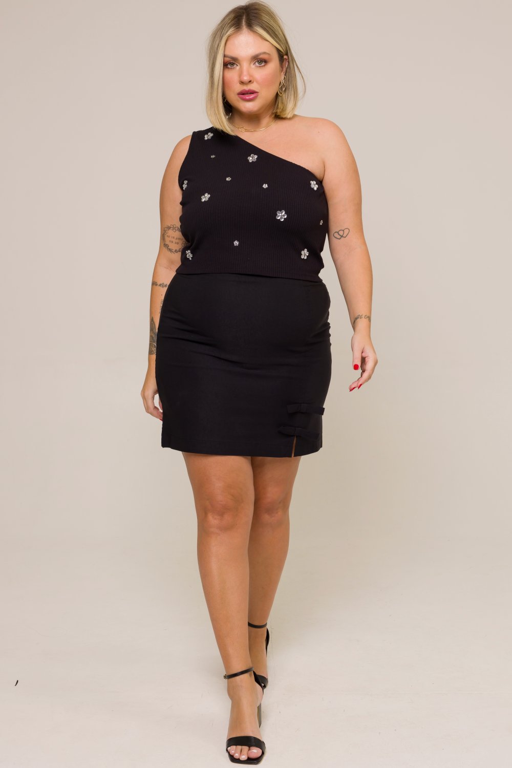 Blusa Plus Size Mirella New Um Ombro Com Pedrarias Florais Preta Cess
