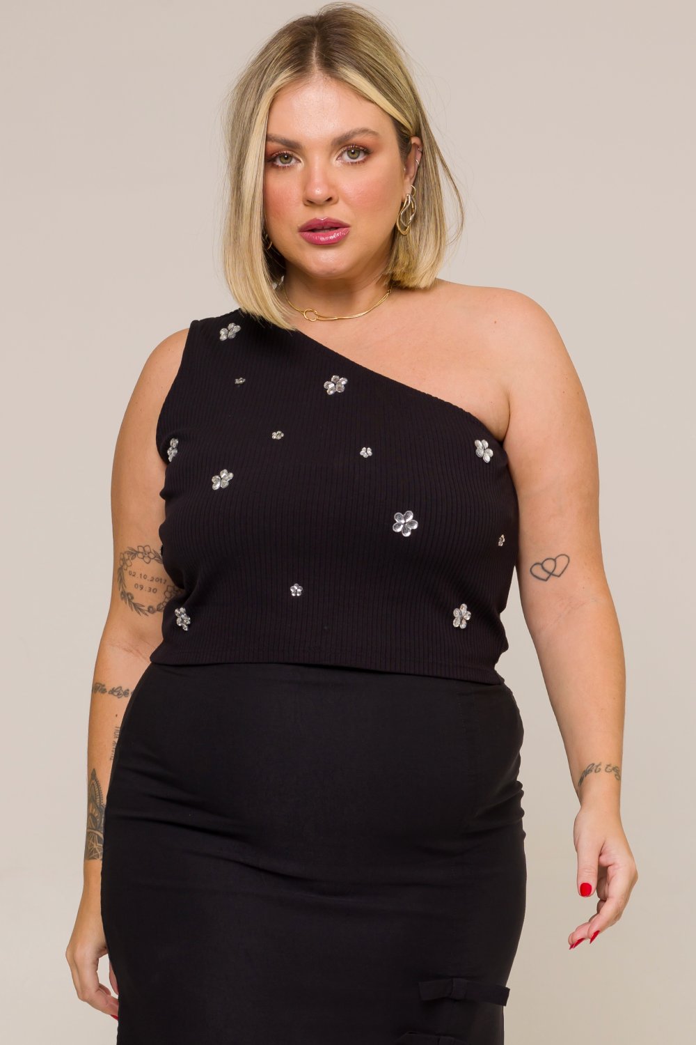 Blusa Plus Size Mirella New Um Ombro Com Pedrarias Florais Preta Cess