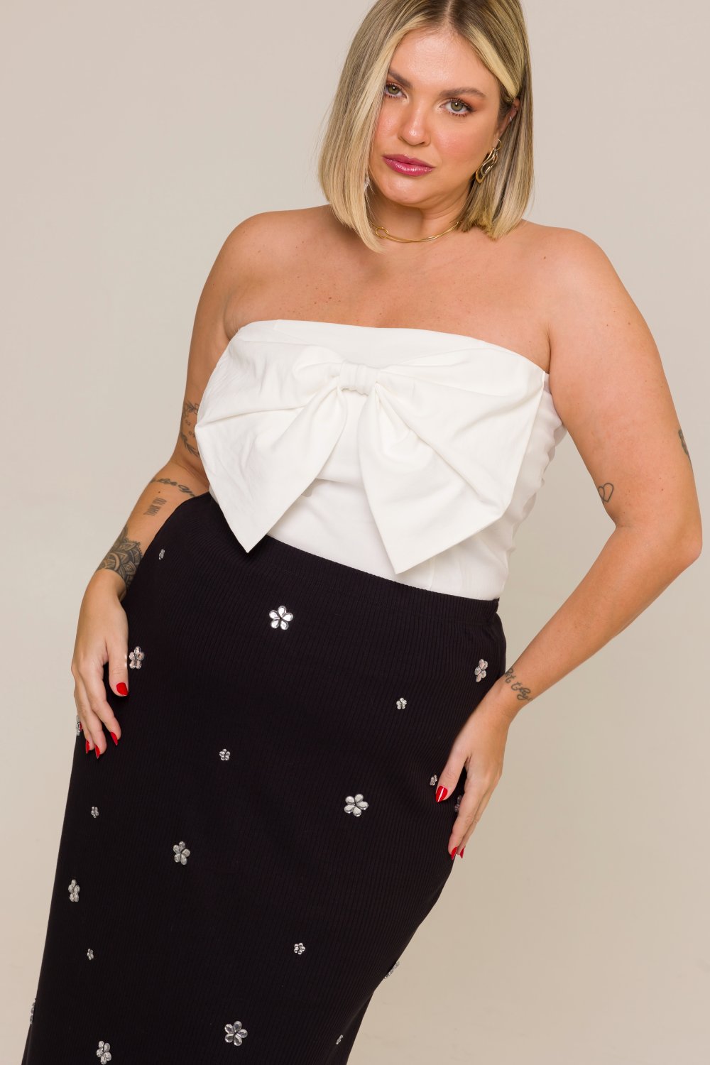 Saia Midi Plus Size Mirella New com Fenda e Bordado Flores Preta Cess