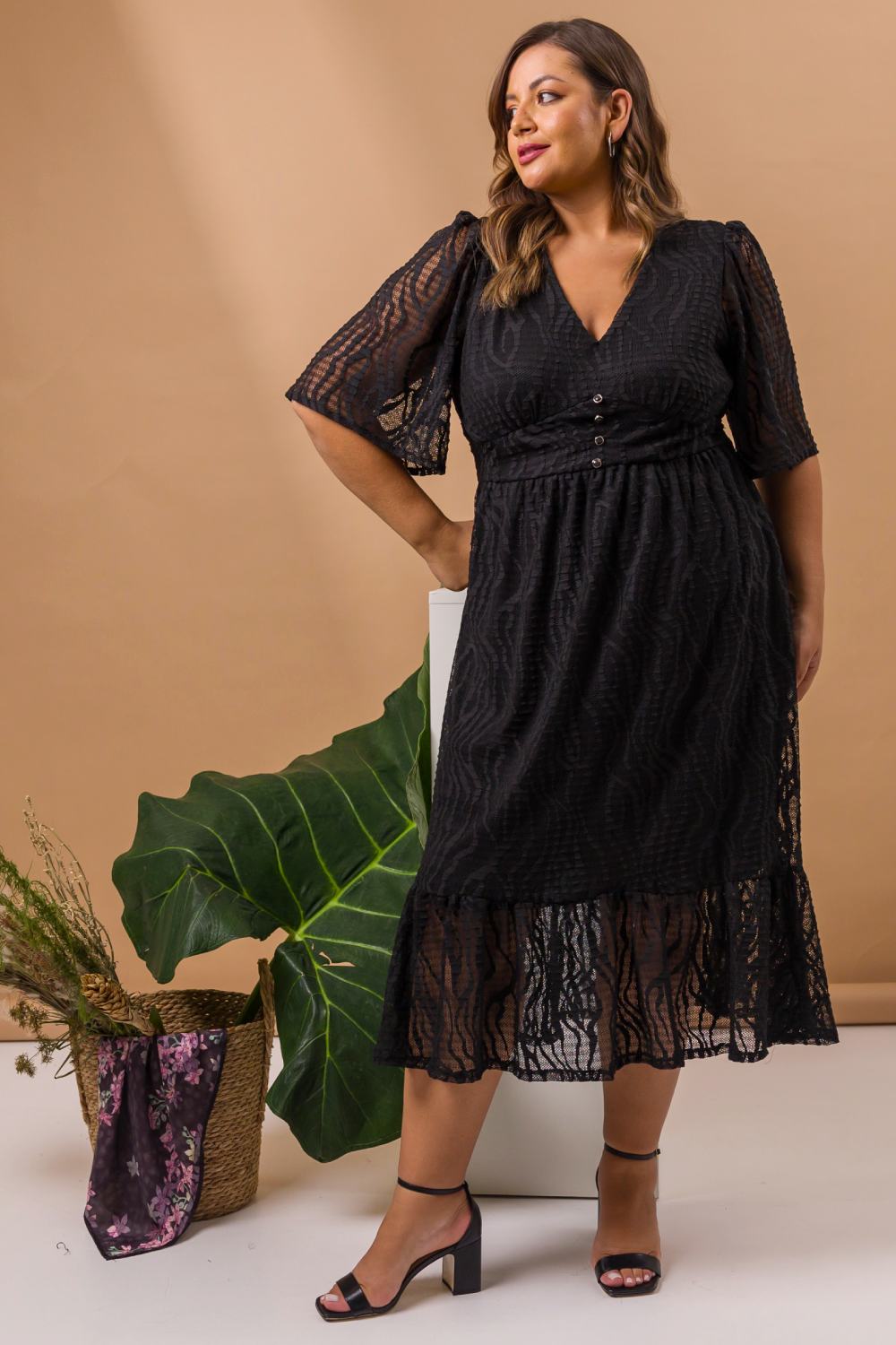 Vestido Midi Plus Size em Renda Com Laço Ansellia Preto Cess